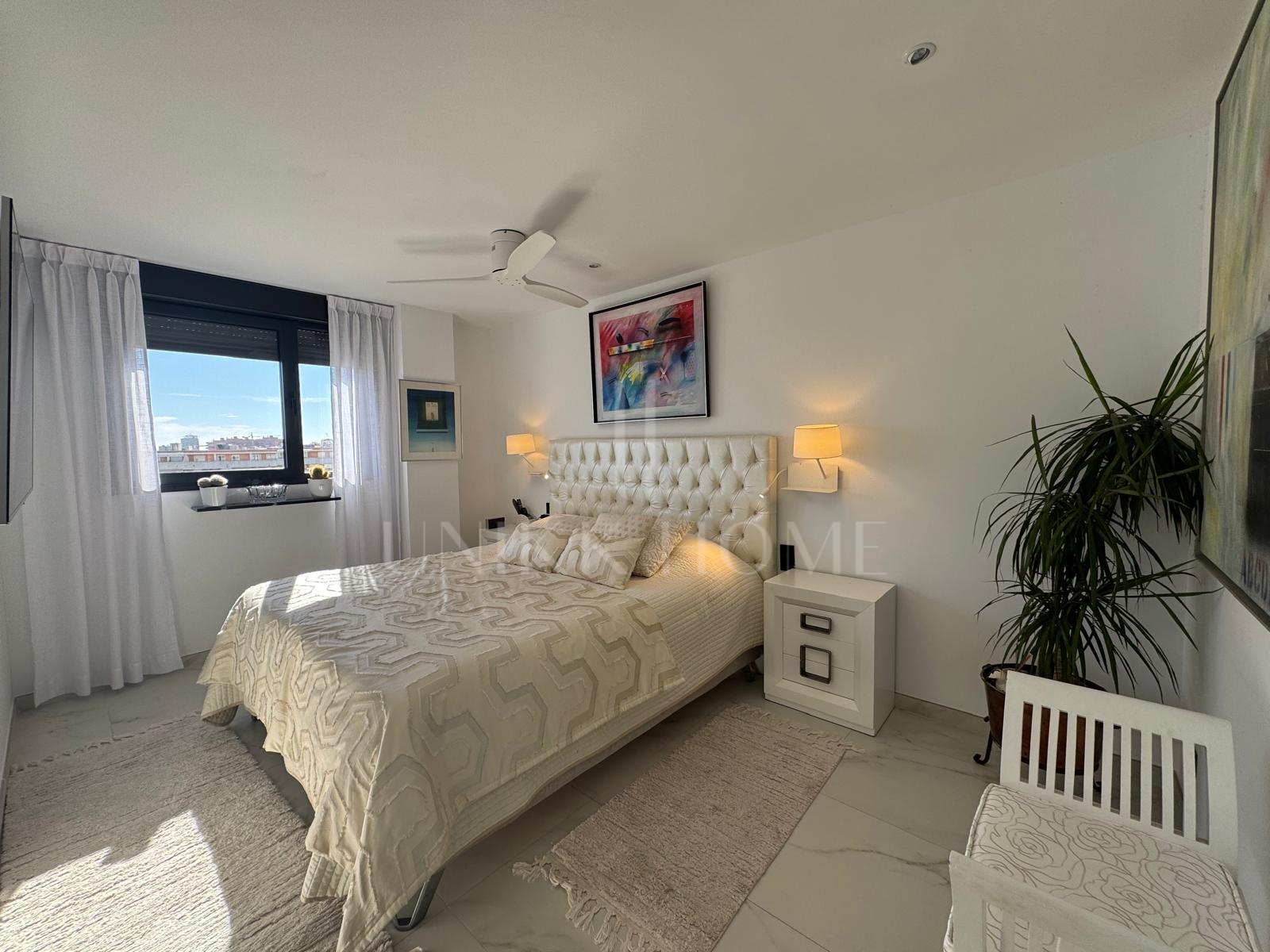 Espectacular ático contemporáneo con vistas panorámicas al mar y la montaña — Estepona Pueblo