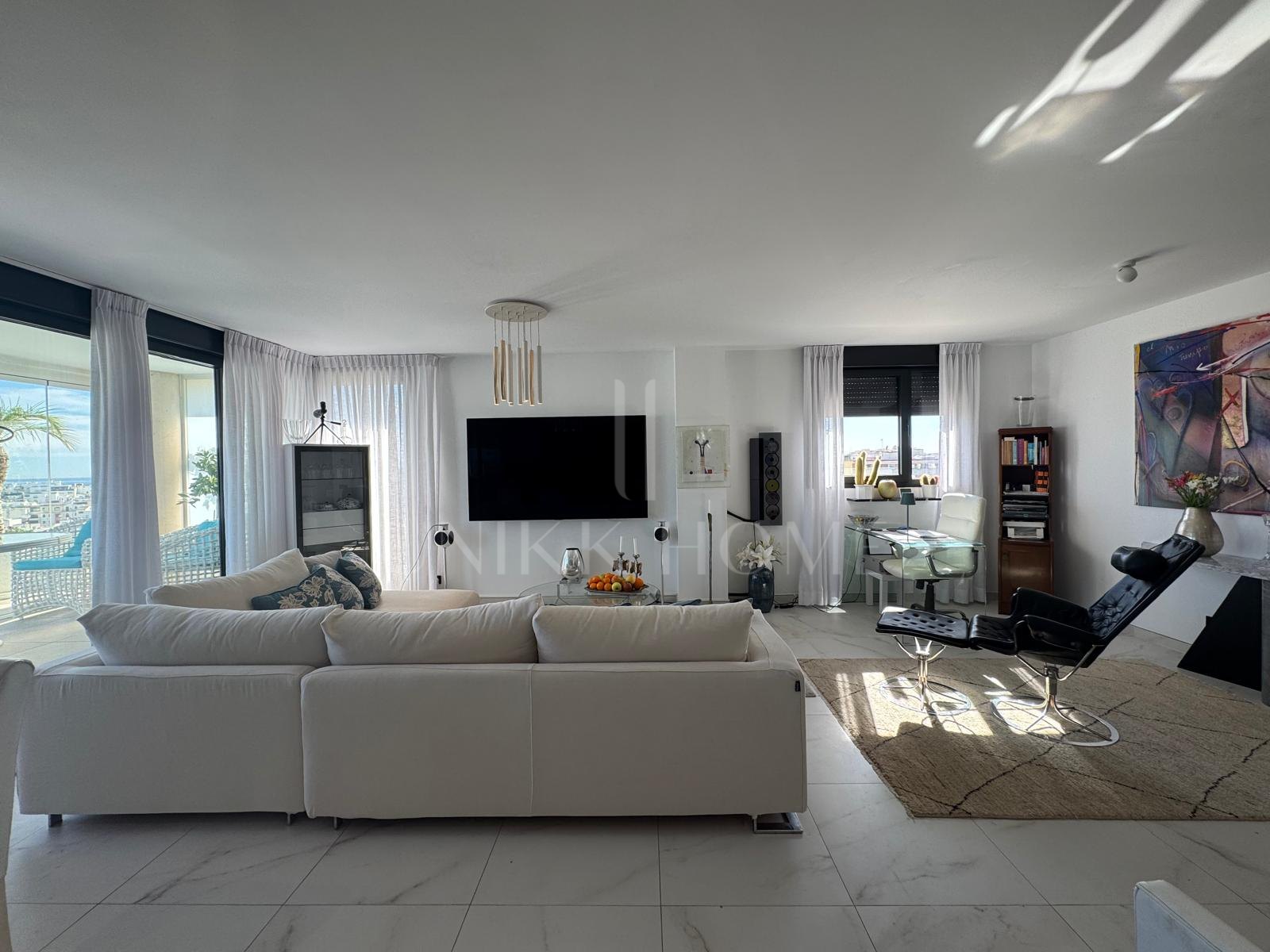 Espectacular ático contemporáneo con vistas panorámicas al mar y la montaña — Estepona Pueblo