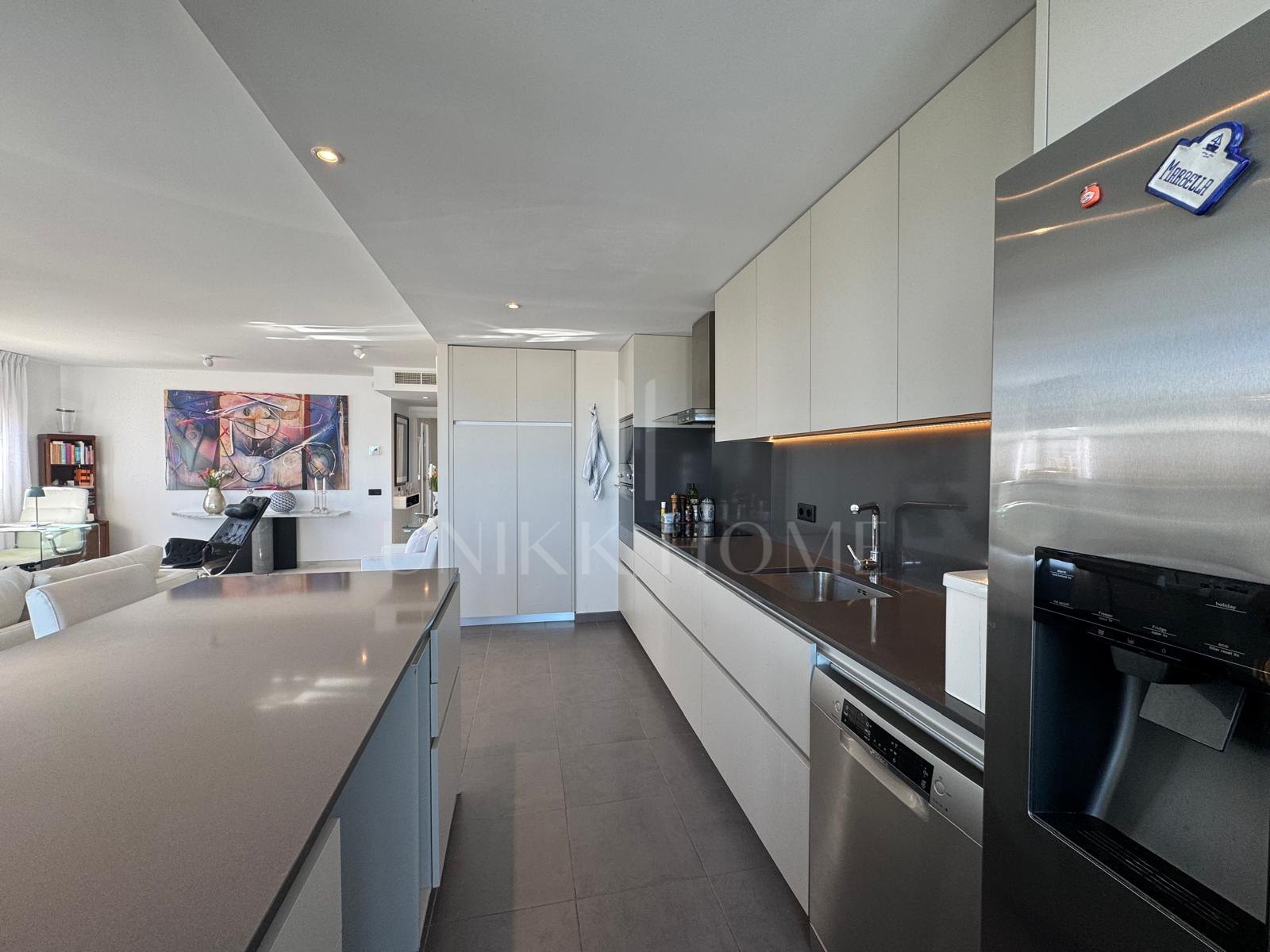 Espectacular ático contemporáneo con vistas panorámicas al mar y la montaña — Estepona Pueblo