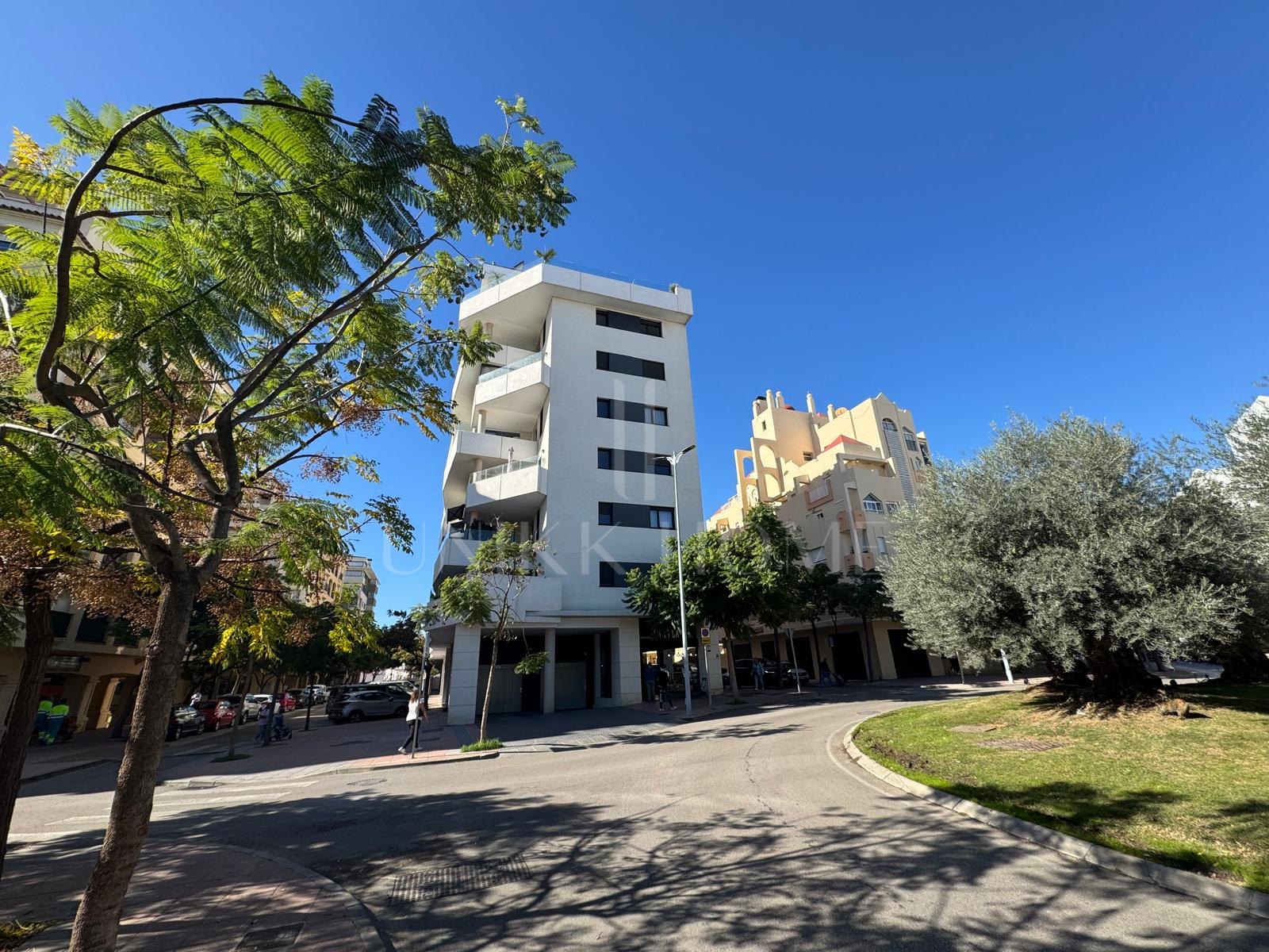 Espectacular ático contemporáneo con vistas panorámicas al mar y la montaña — Estepona Pueblo