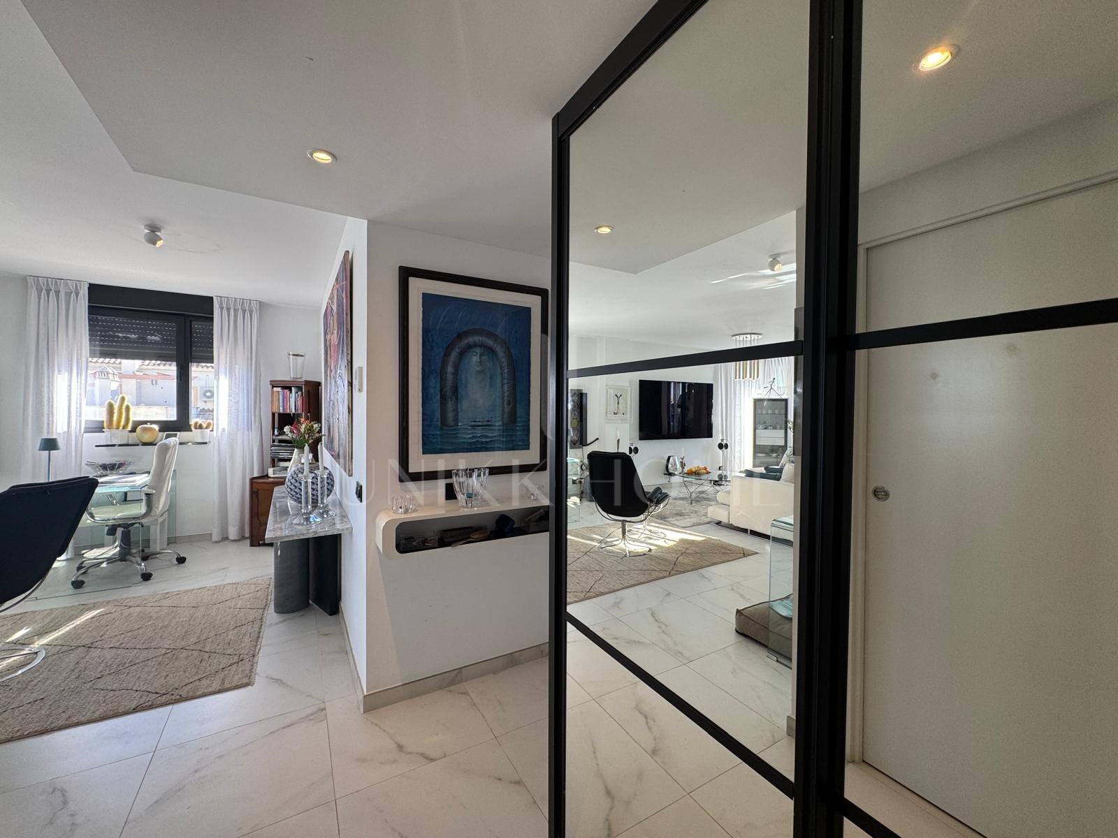 Espectacular ático contemporáneo con vistas panorámicas al mar y la montaña — Estepona Pueblo