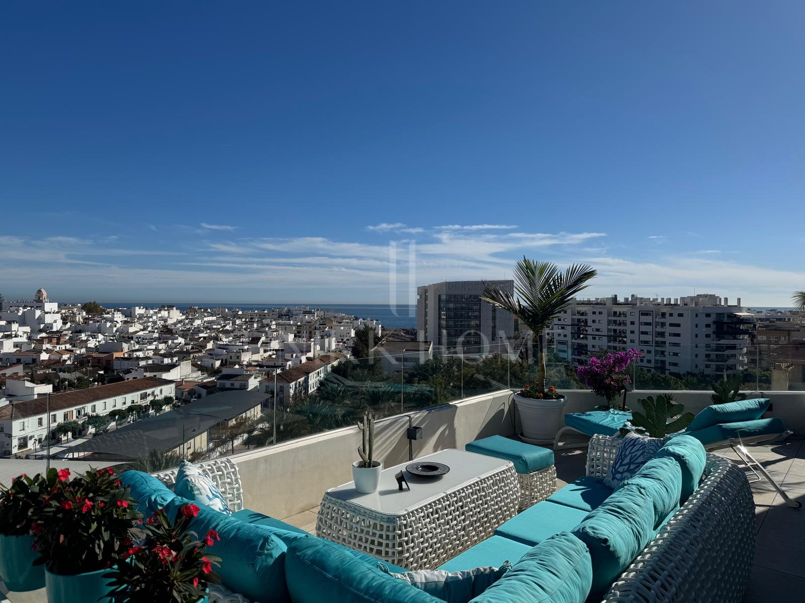 Espectacular ático contemporáneo con vistas panorámicas al mar y la montaña — Estepona Pueblo