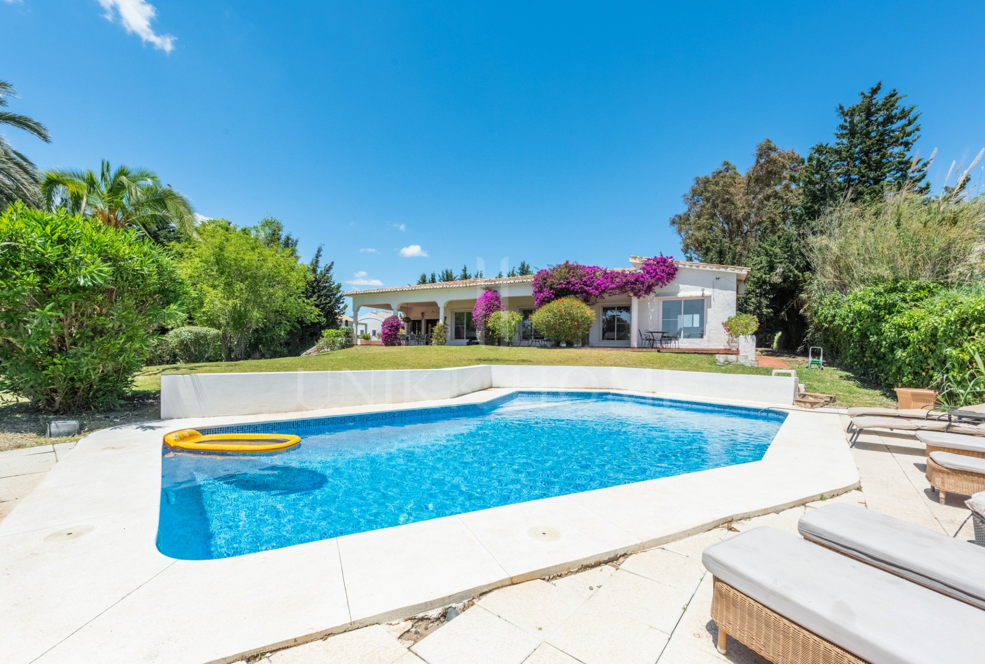 Villa de estilo andaluz con una gran parcela de 1.700 m² ubicada cerca del Club de Golf Atalaya.