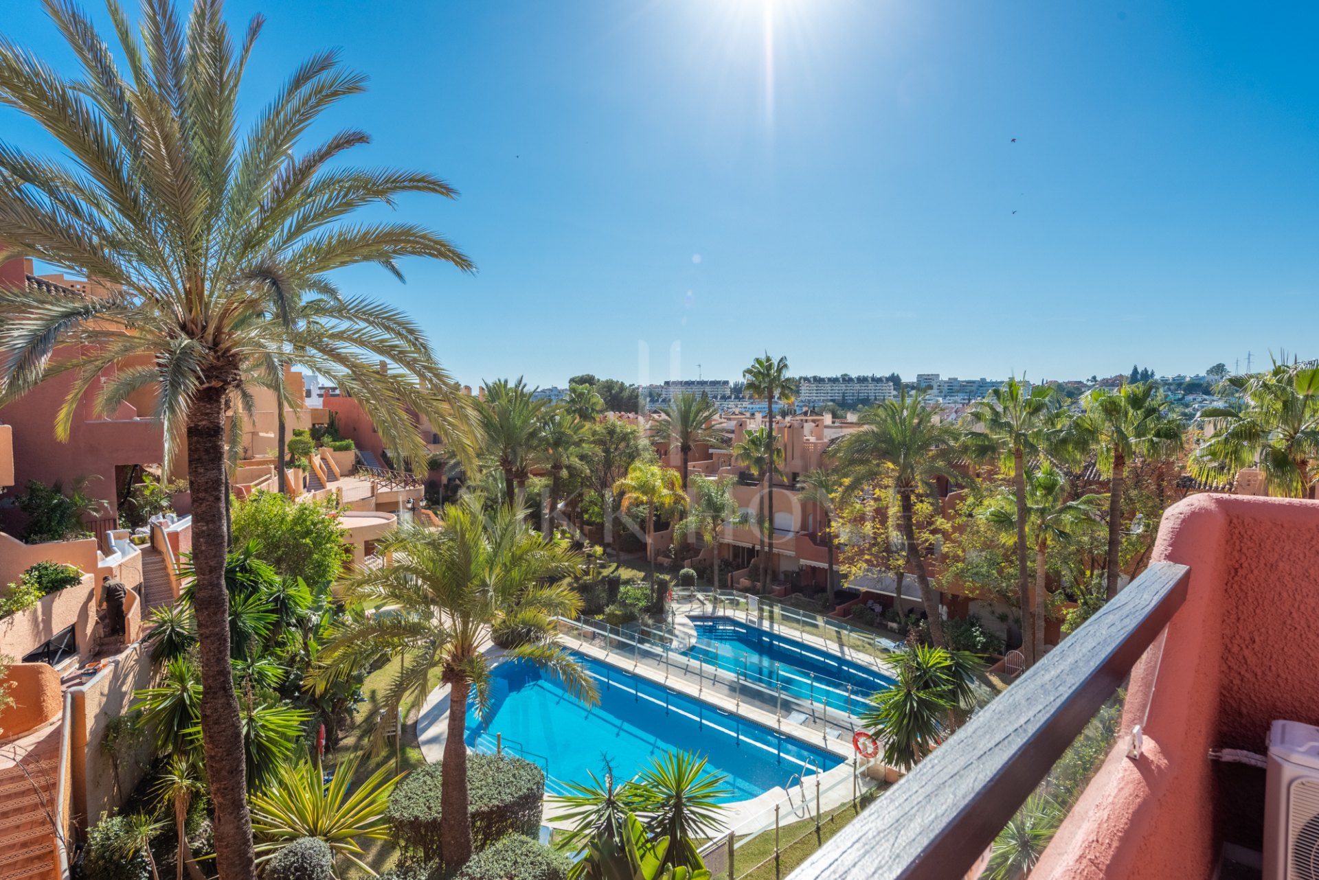 Spacious townhouse in a very good position within the established urbanisation of El Palmeral in Nueva Andalucia.