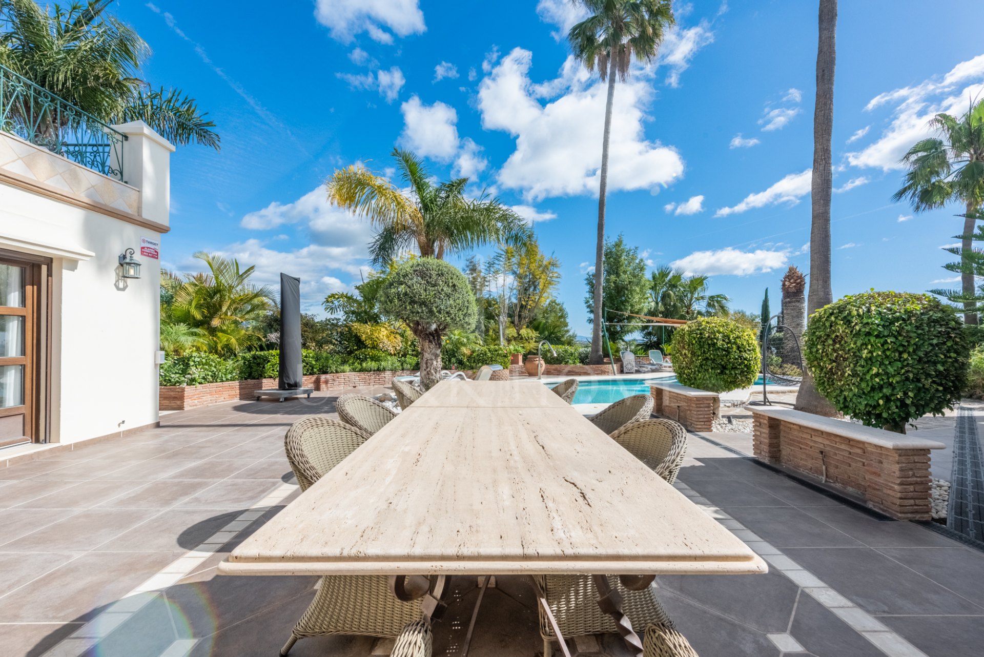 Amazing and unique hilltop estate only 3 minutes drive from Laguna beach close to Estepona center!
