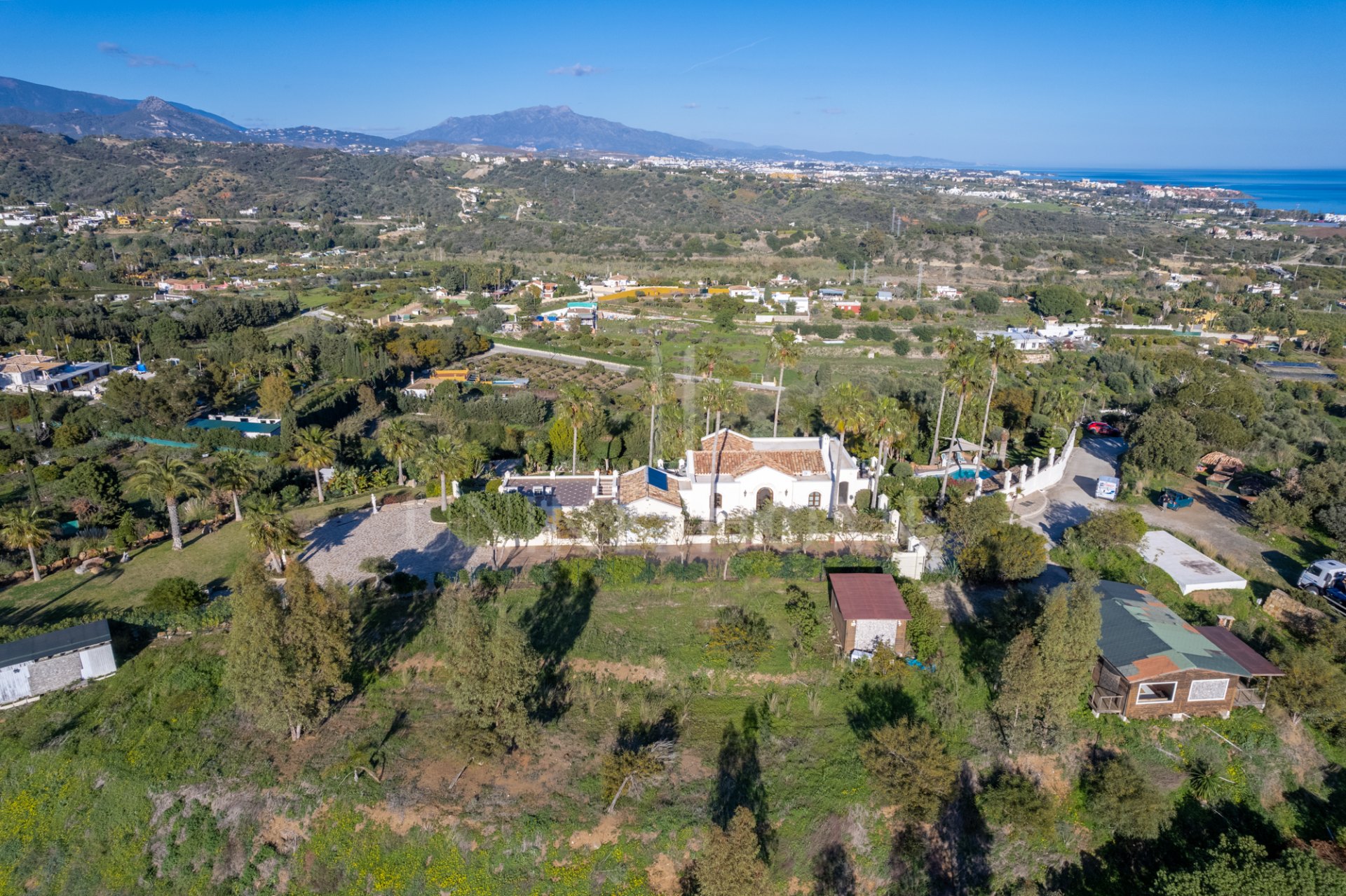 Amazing and unique hilltop estate only 3 minutes drive from Laguna beach close to Estepona center!