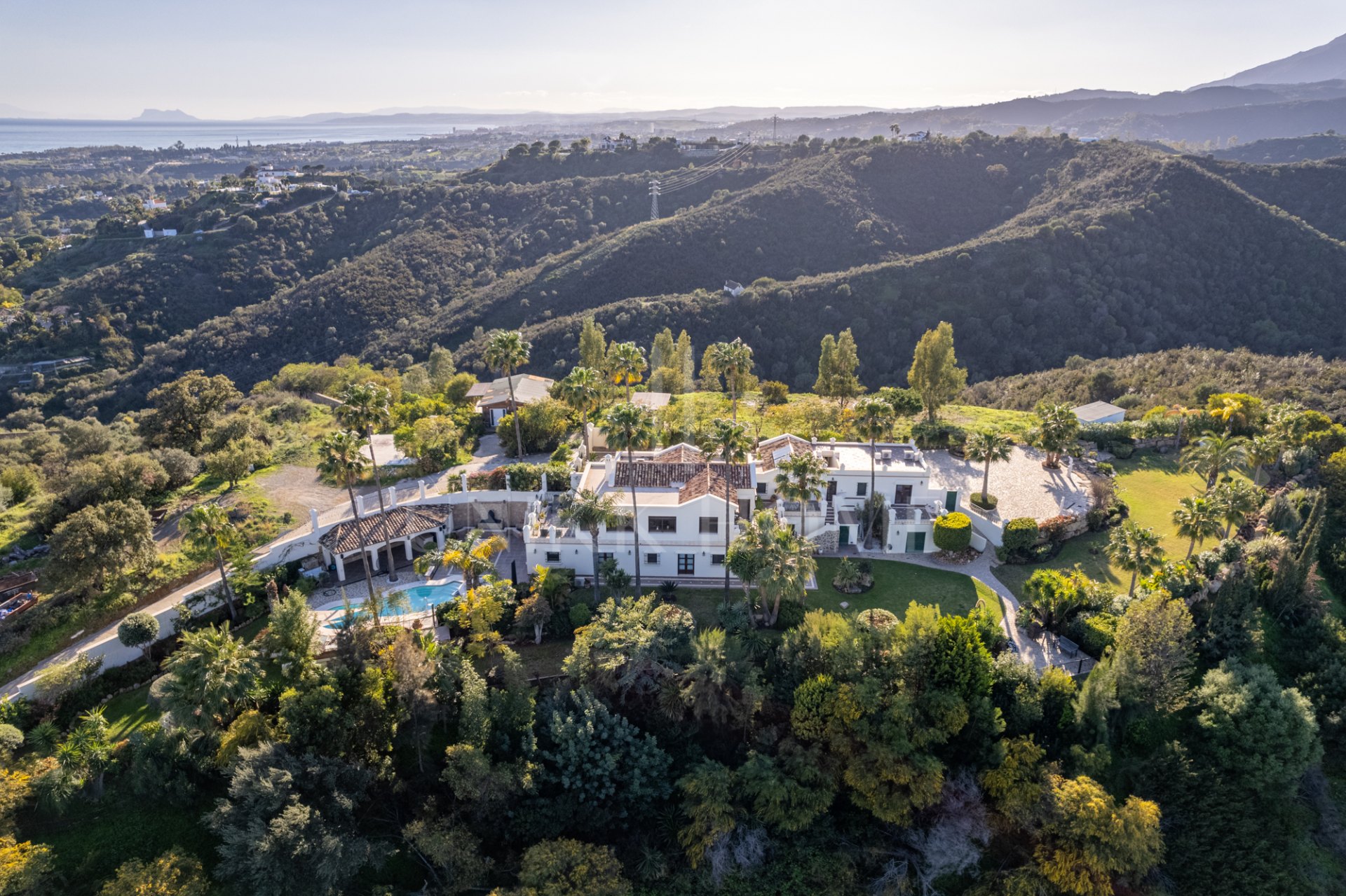 Amazing and unique hilltop estate only 3 minutes drive from Laguna beach close to Estepona center!