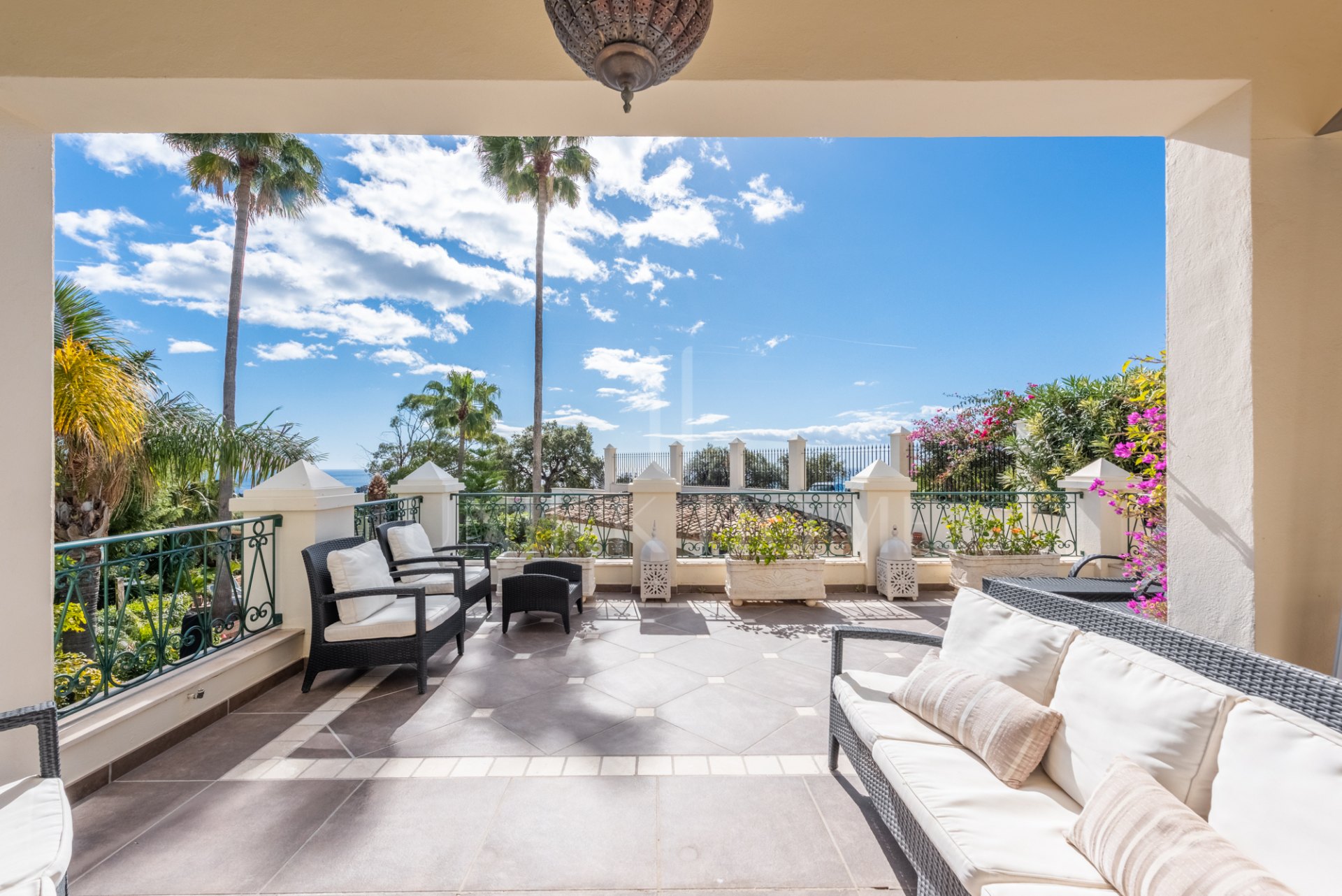 Amazing and unique hilltop estate only 3 minutes drive from Laguna beach close to Estepona center!