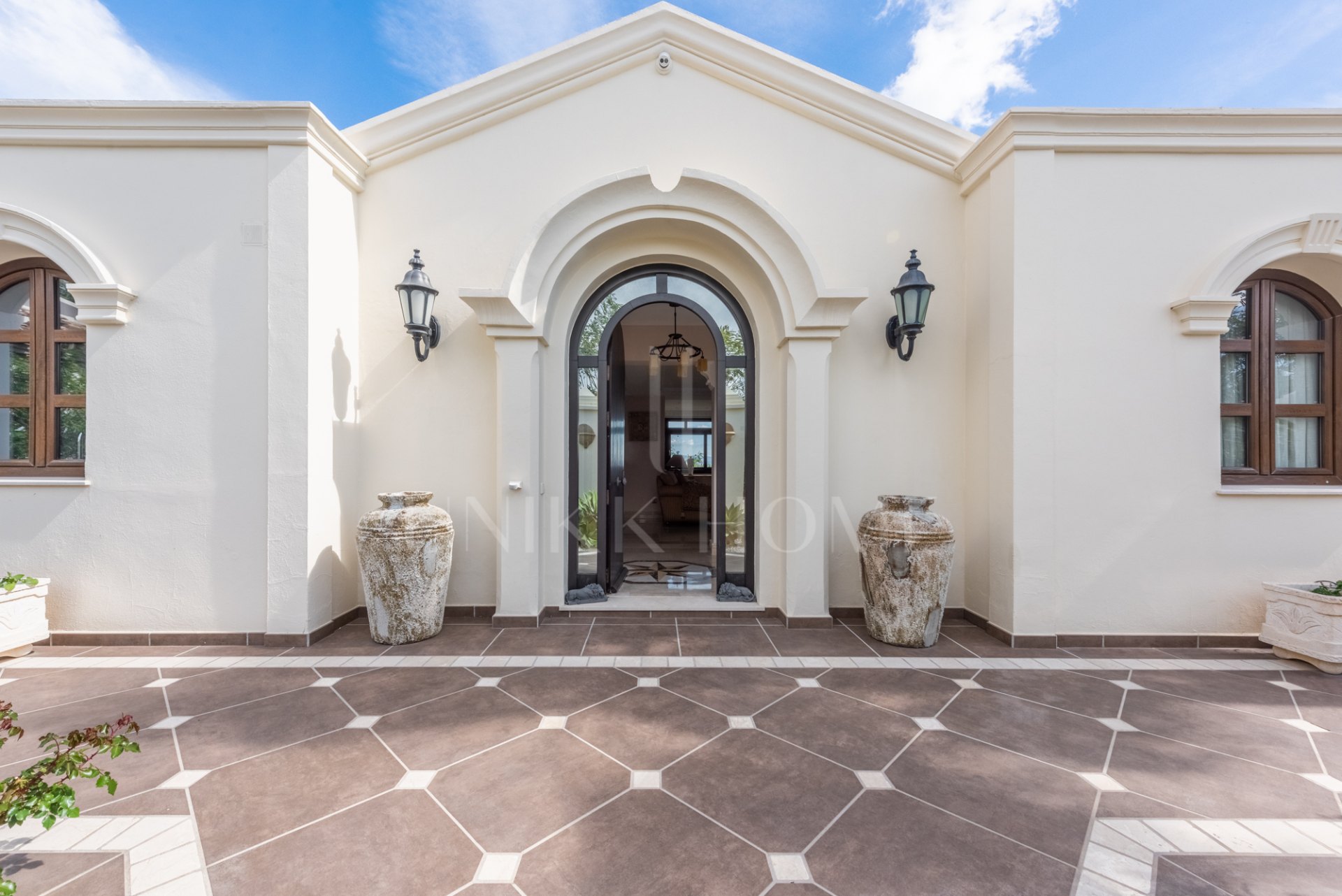 Amazing and unique hilltop estate only 3 minutes drive from Laguna beach close to Estepona center!