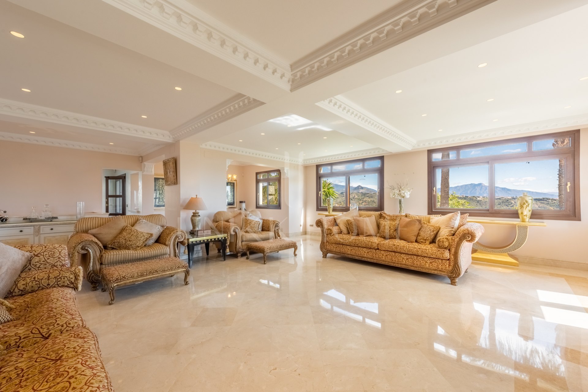 Amazing and unique hilltop estate only 3 minutes drive from Laguna beach close to Estepona center!