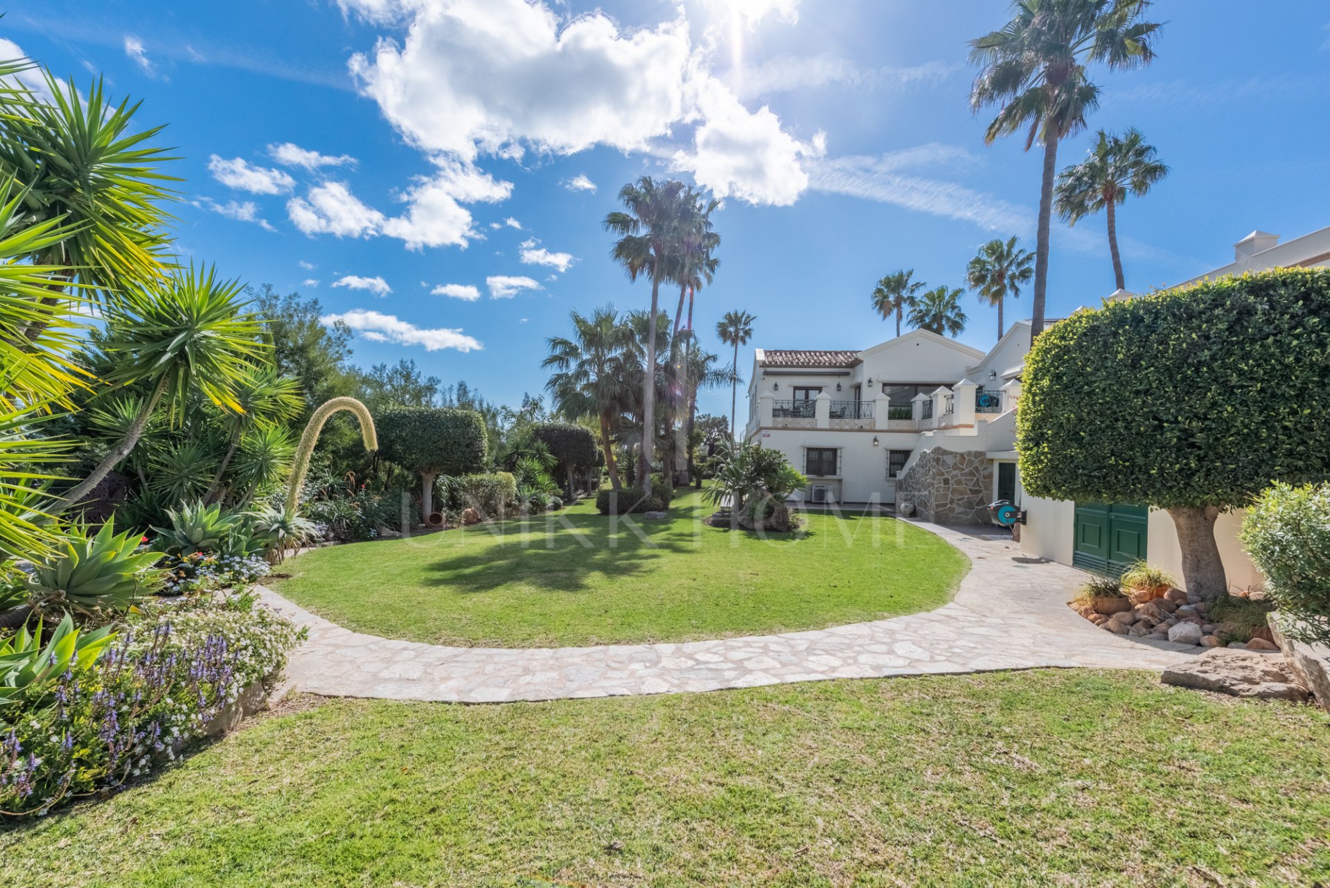 Amazing and unique hilltop estate only 3 minutes drive from Laguna beach close to Estepona center!