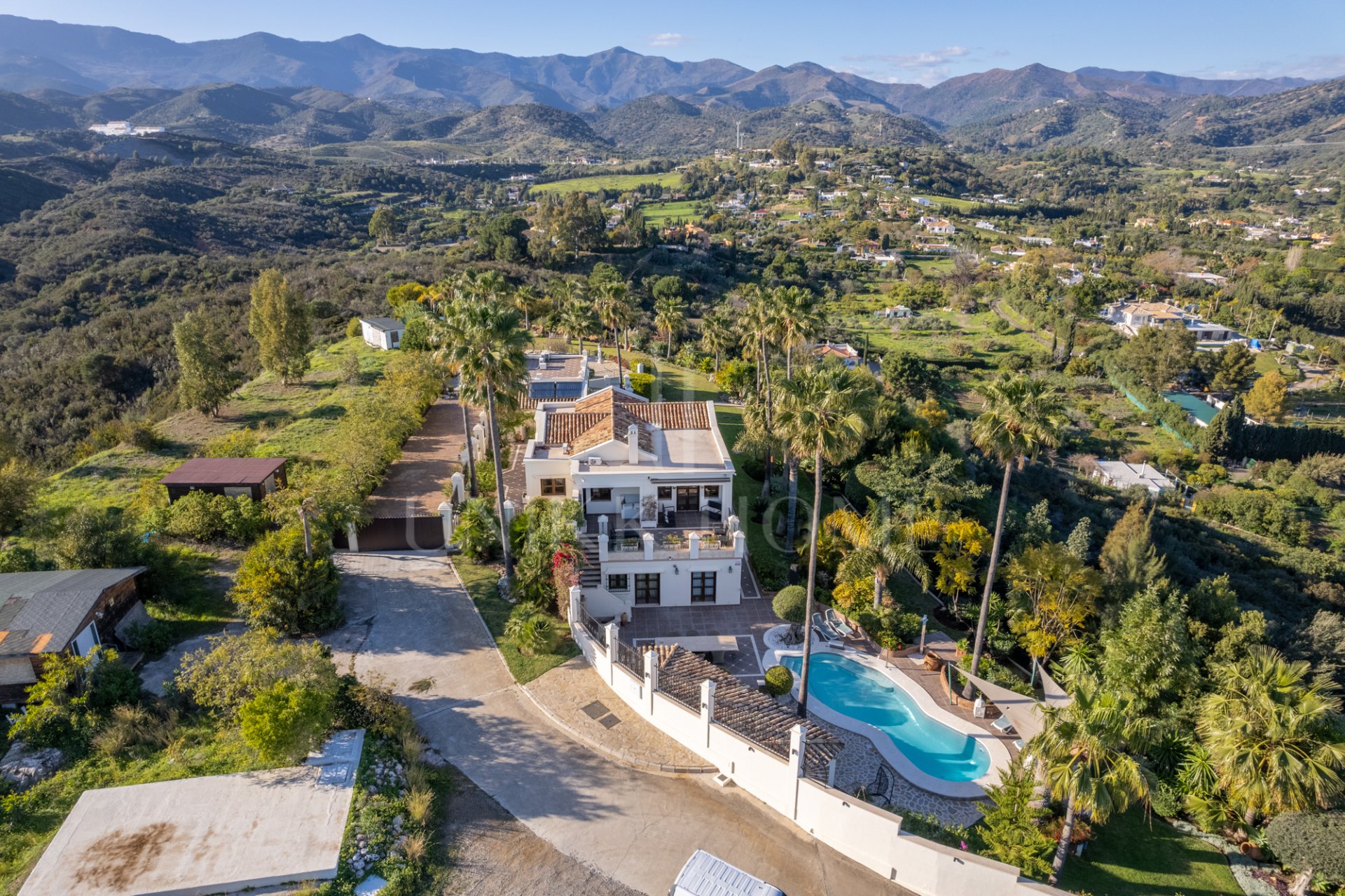 Amazing and unique hilltop estate only 3 minutes drive from Laguna beach close to Estepona center!