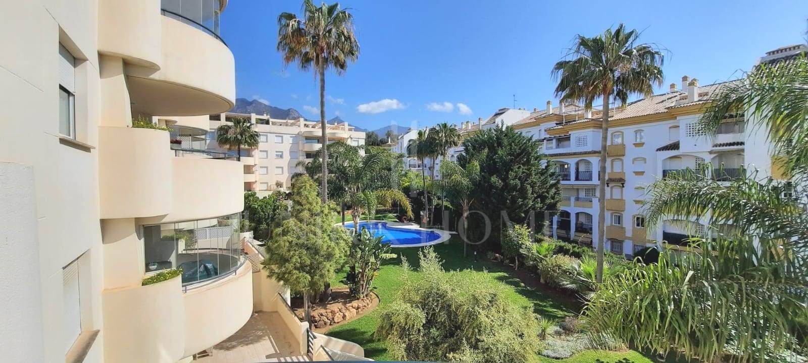 Bonito apartamento con vistas al mar situado justo en la Milla de Oro de Marbella!