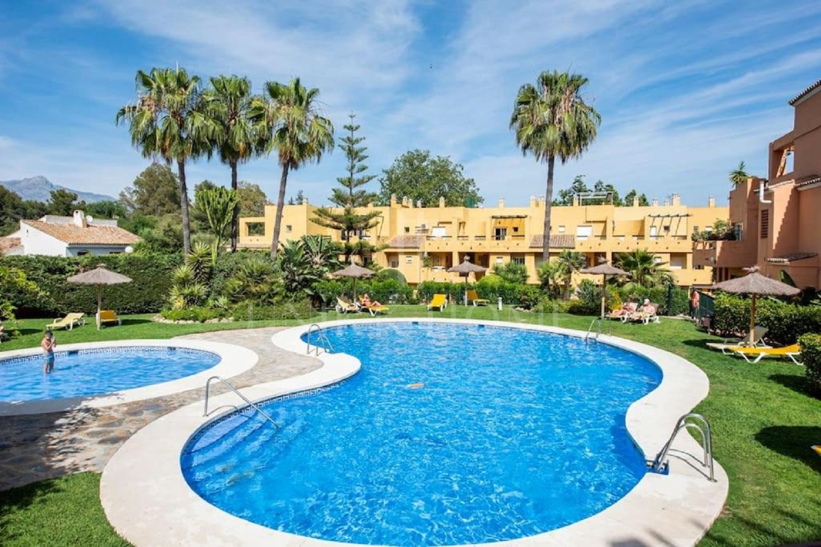 Elegante casa de campo de golf en primera línea en Guadalmina Alta