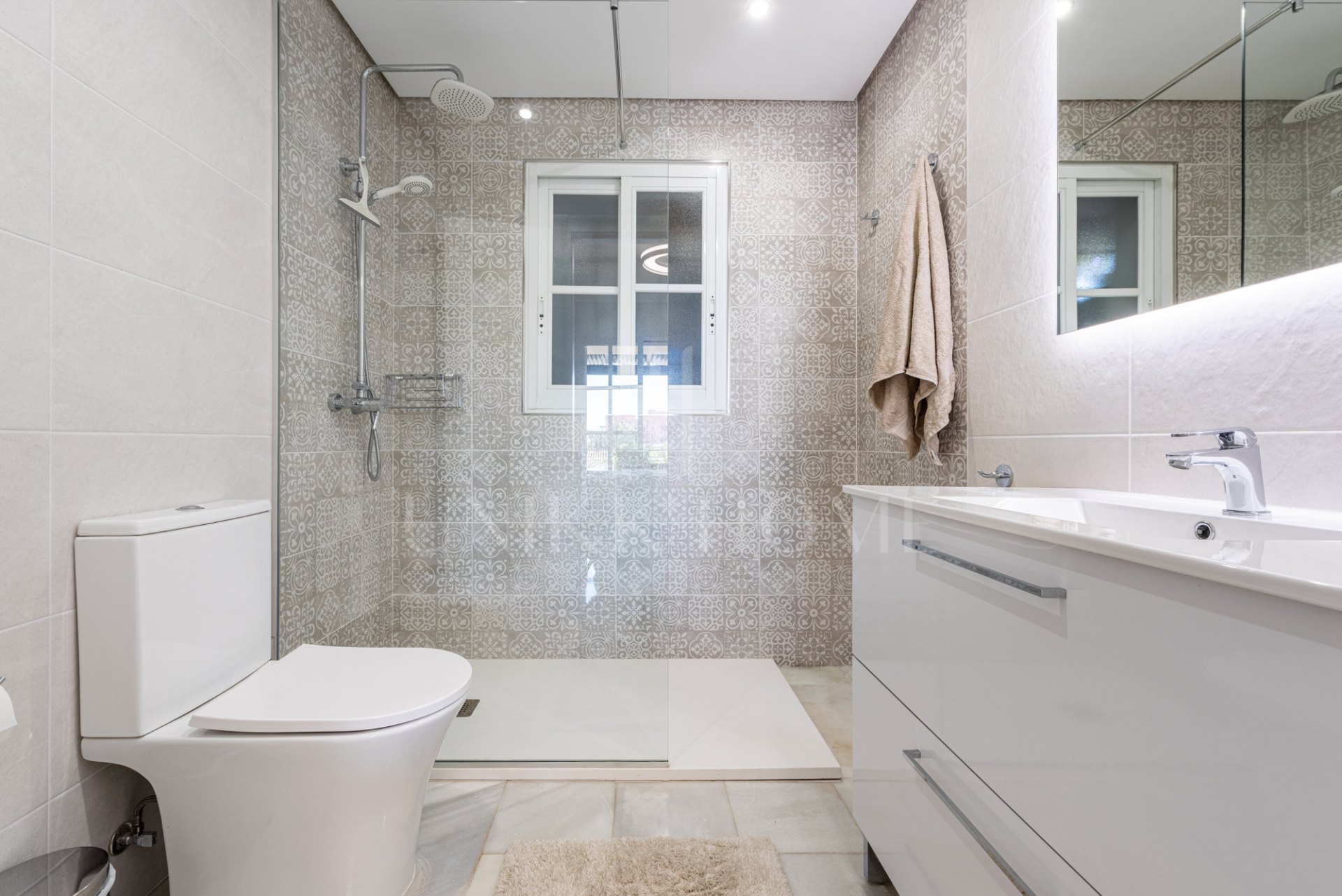 Elegante adosado de estilo escandinavo con vistas al mar cerca de la playa