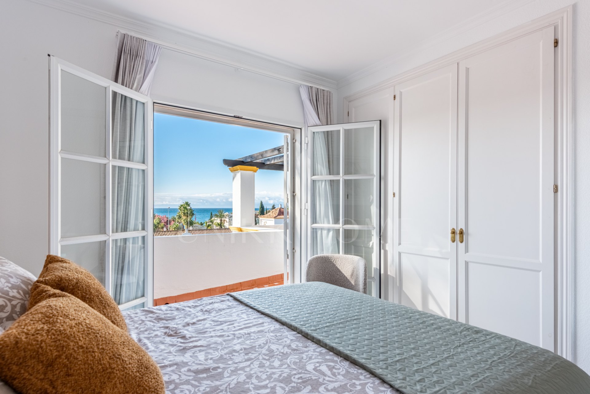 Elegante adosado de estilo escandinavo con vistas al mar cerca de la playa