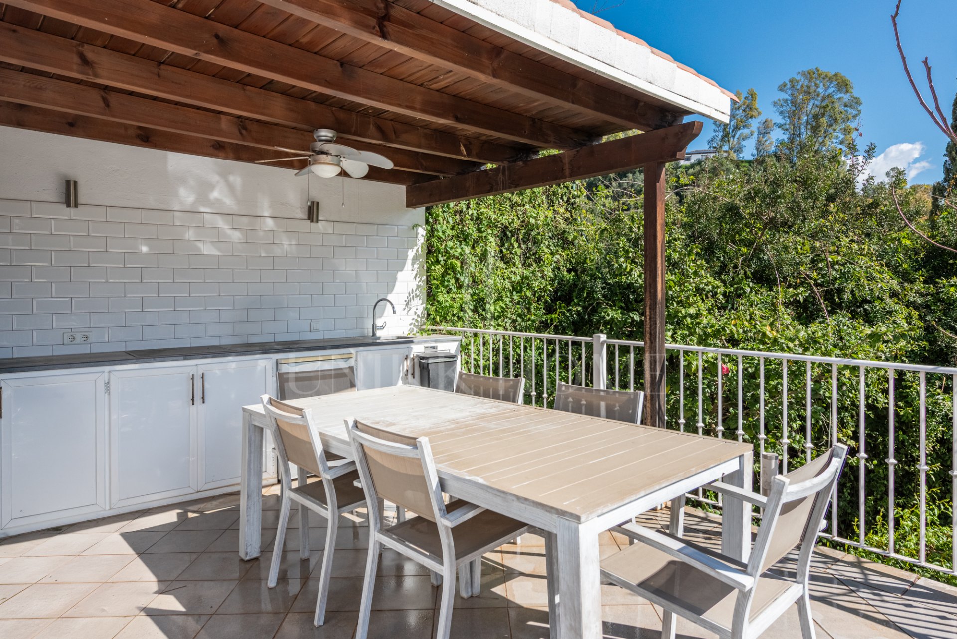 Charming Cottage-Style Villa in the Hills of Benahavís – Excellent Value