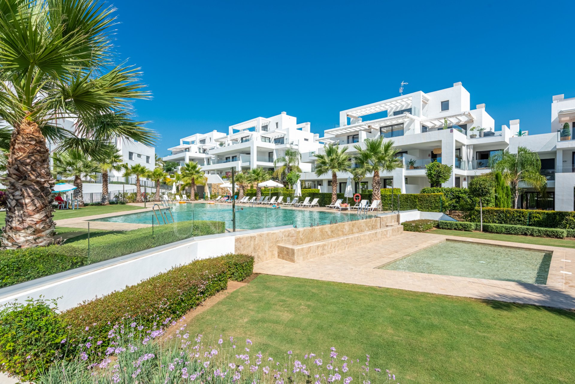 Ático dúplex elegante y luminoso en Cortijo del Golf en la Nueva Milla de Oro