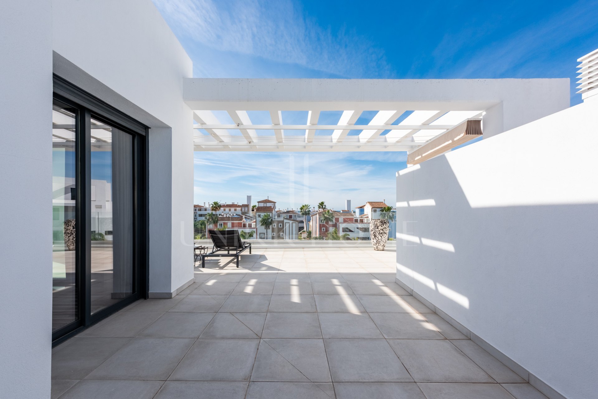 Ático dúplex elegante y luminoso en Cortijo del Golf en la Nueva Milla de Oro