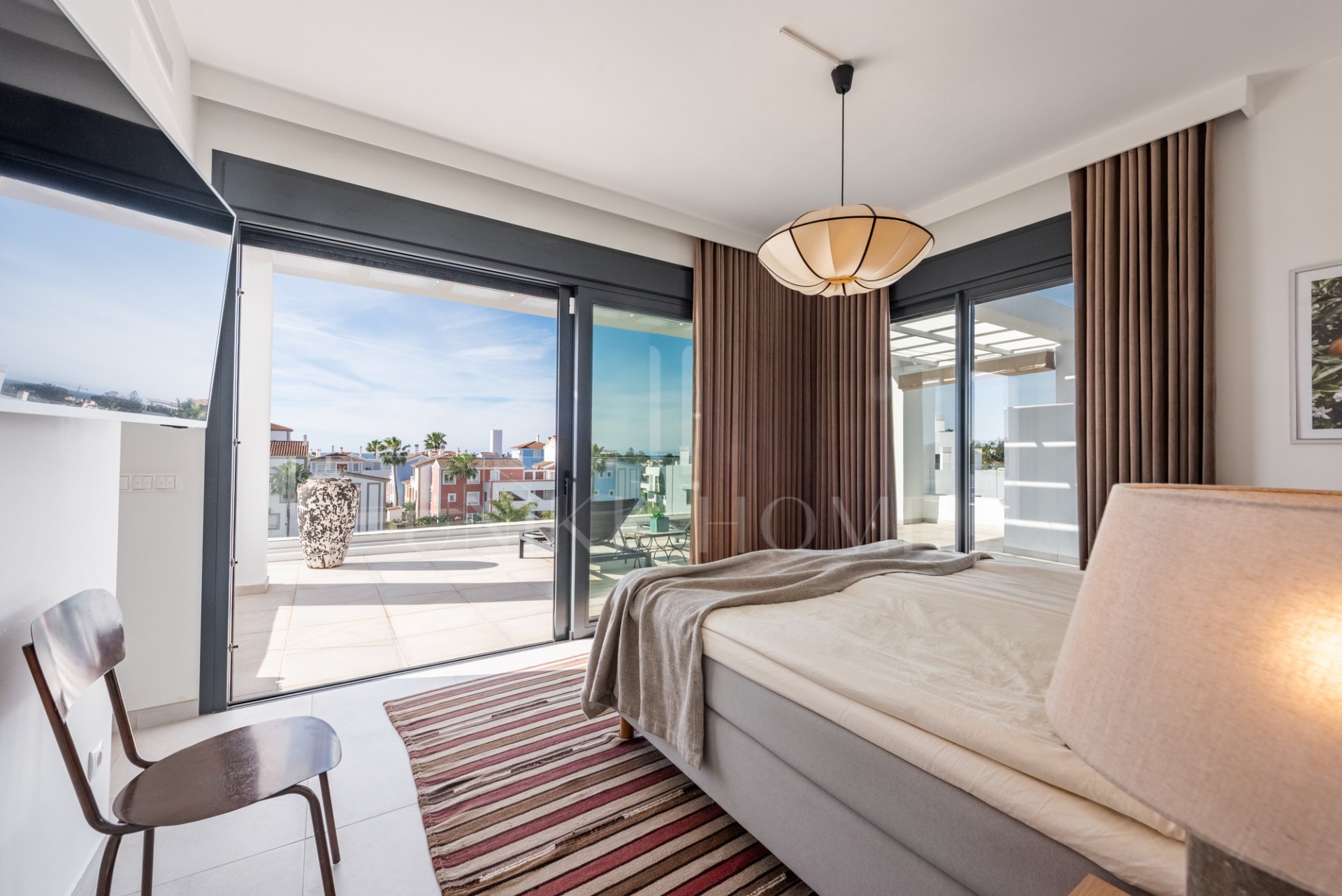 Ático dúplex elegante y luminoso en Cortijo del Golf en la Nueva Milla de Oro