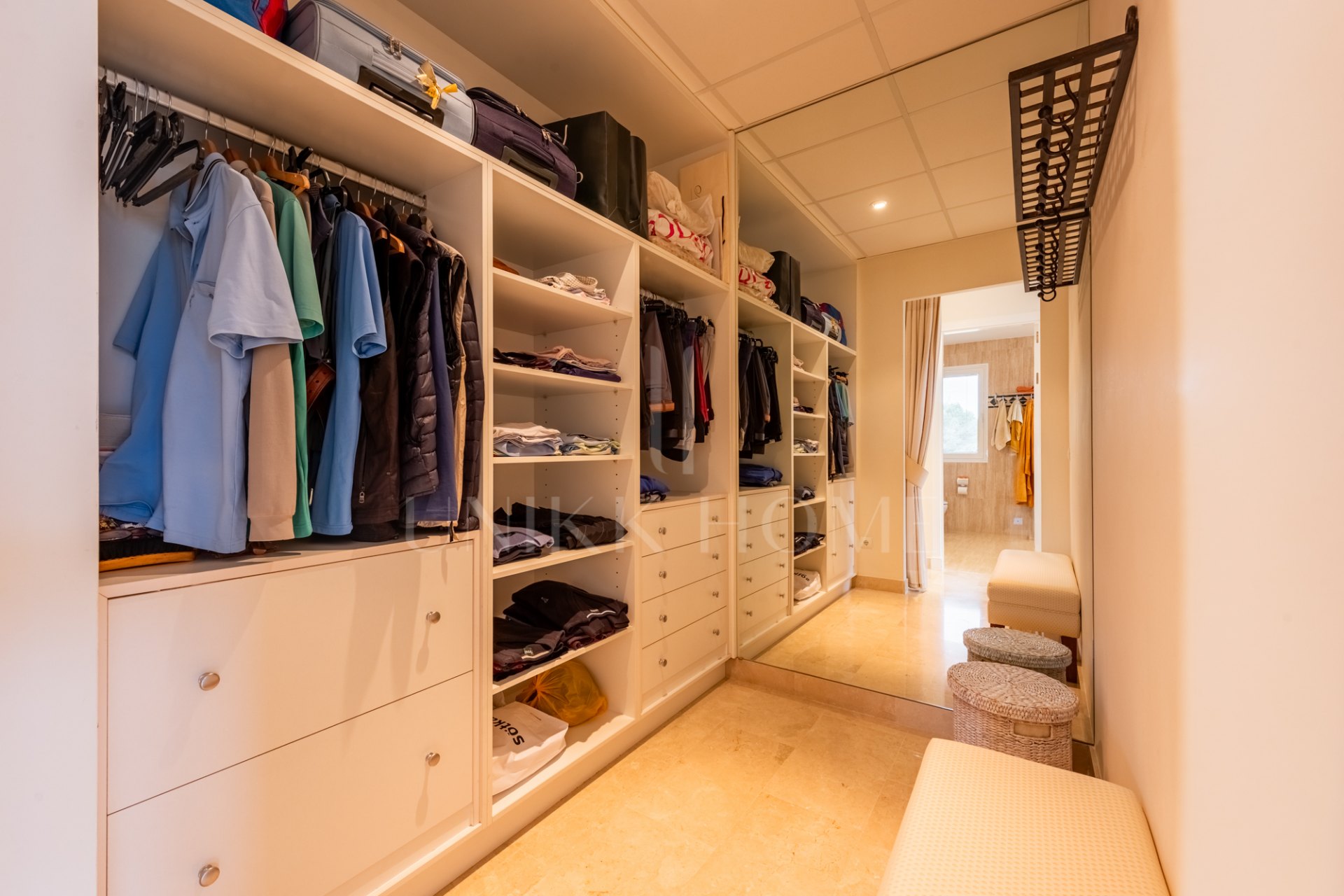 Impresionante apartamento esquinero en La Corniche con vistas panorámicas al mar y al golf en Nueva Andalucía