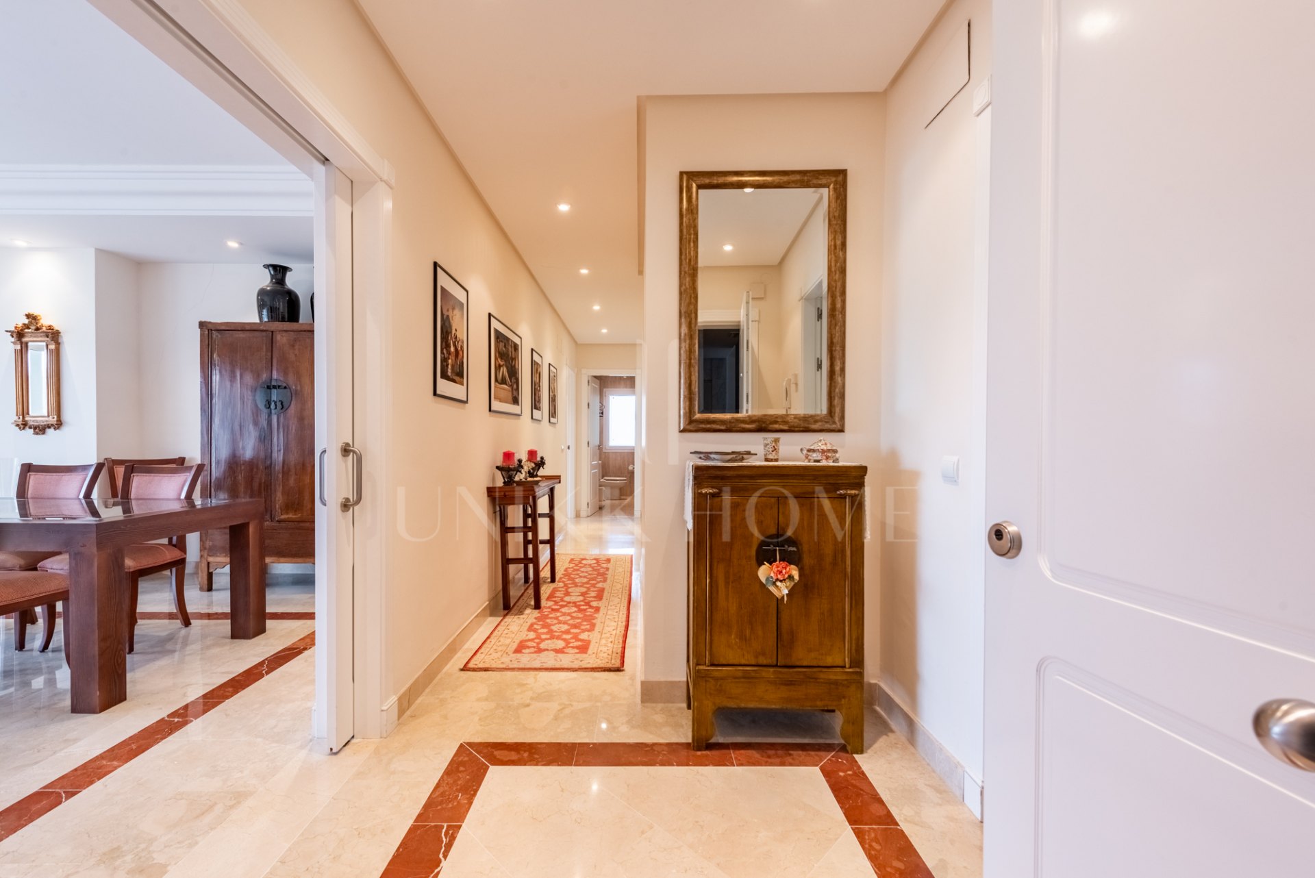 Impresionante apartamento esquinero en La Corniche con vistas panorámicas al mar y al golf en Nueva Andalucía