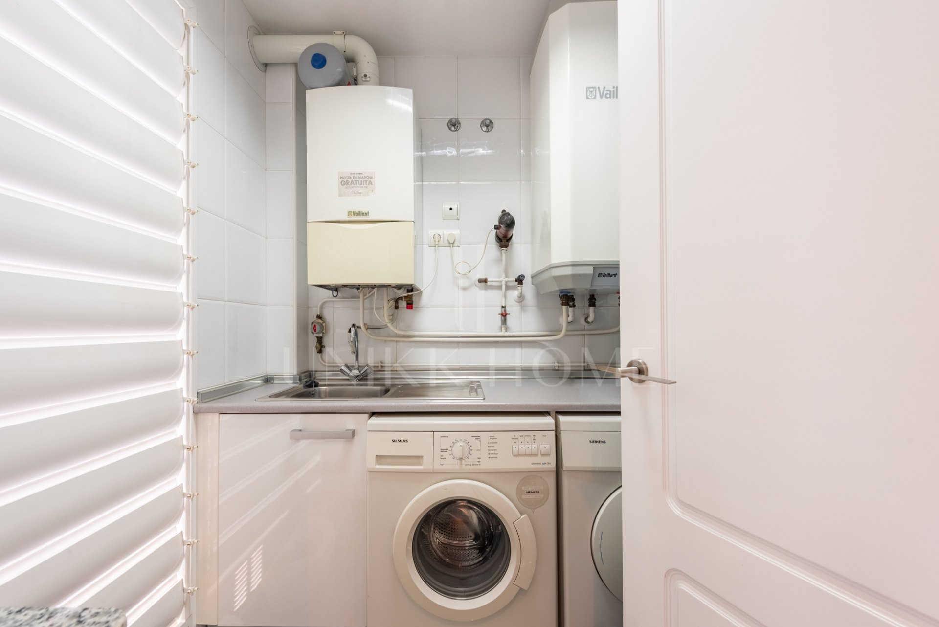 Impresionante apartamento esquinero en La Corniche con vistas panorámicas al mar y al golf en Nueva Andalucía