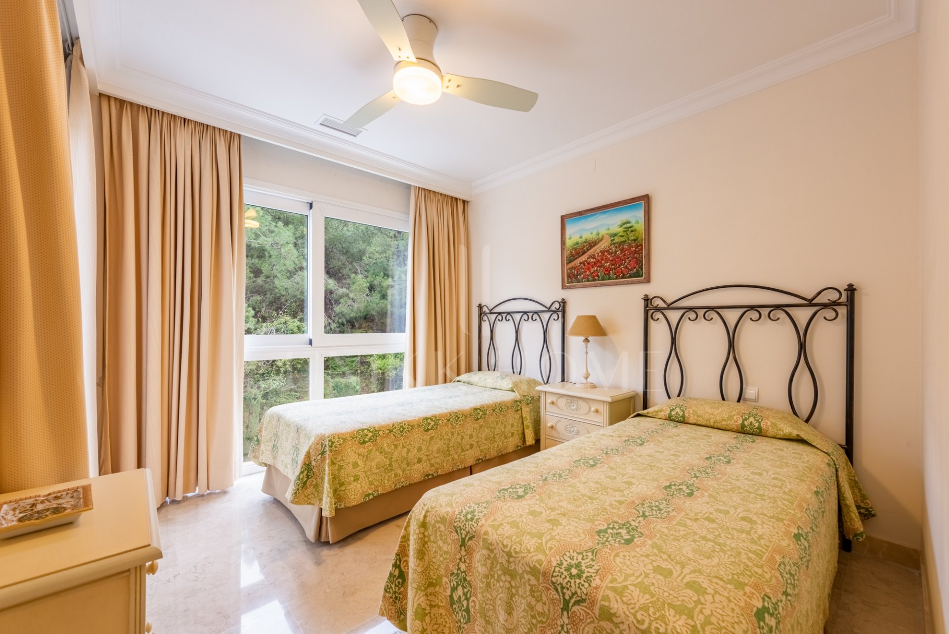 Impresionante apartamento esquinero en La Corniche con vistas panorámicas al mar y al golf en Nueva Andalucía