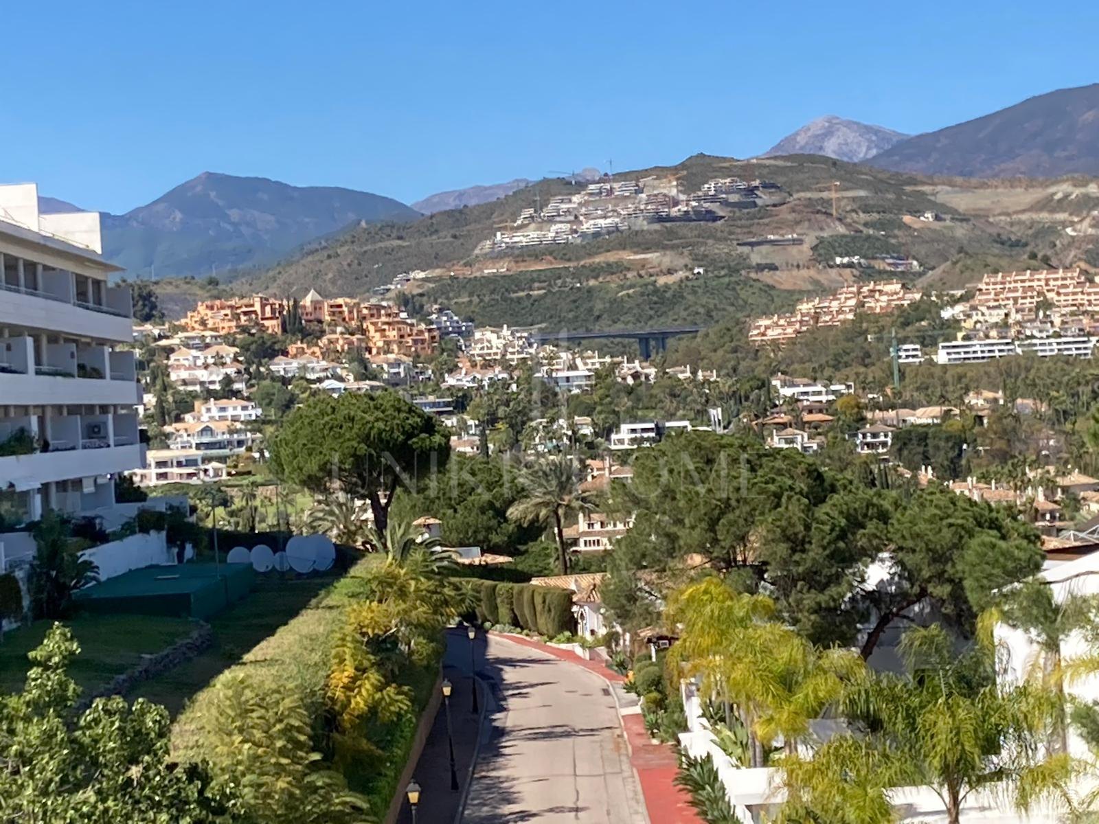 Impresionante apartamento esquinero en La Corniche con vistas panorámicas al mar y al golf en Nueva Andalucía