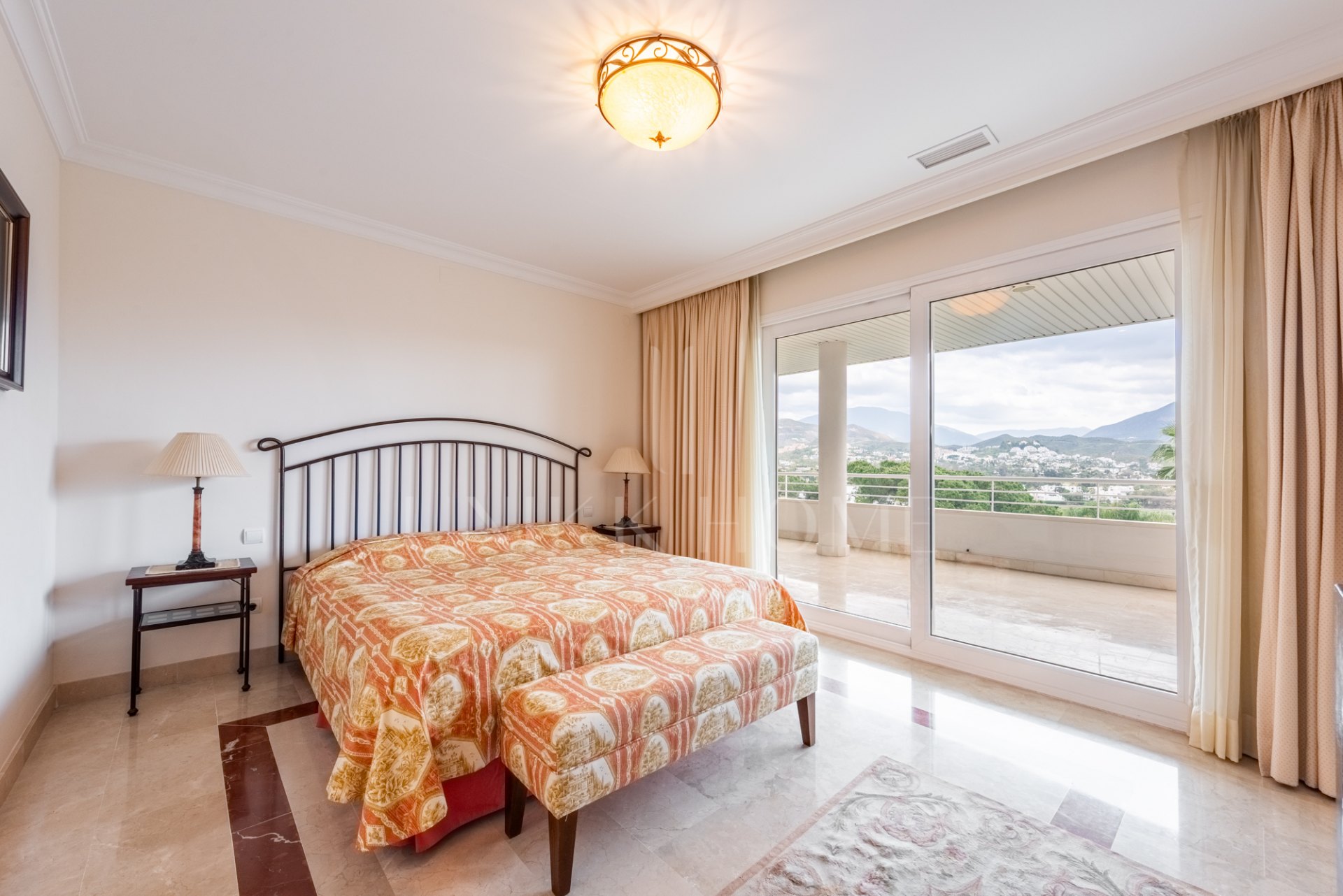 Impresionante apartamento esquinero en La Corniche con vistas panorámicas al mar y al golf en Nueva Andalucía