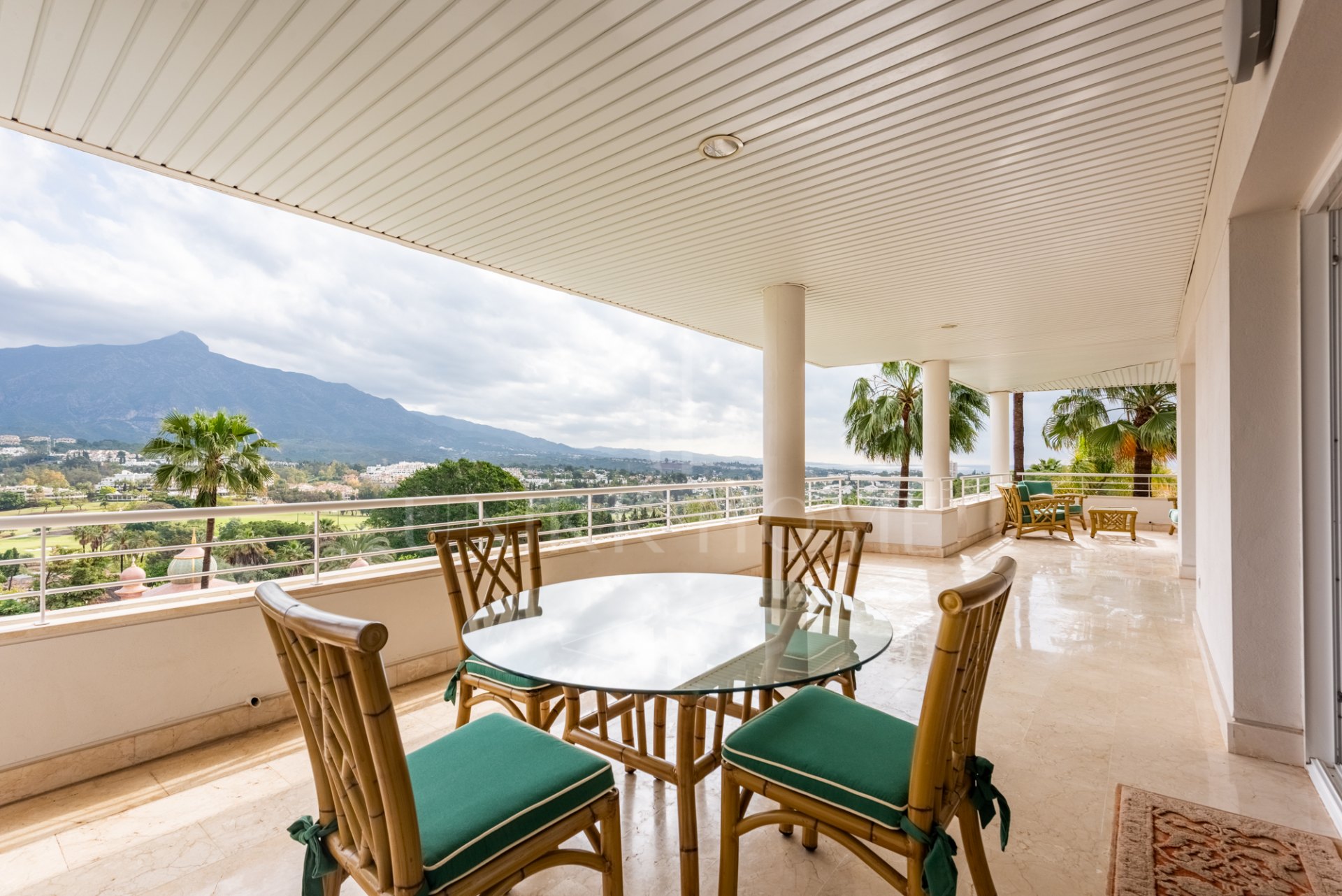 Impresionante apartamento esquinero en La Corniche con vistas panorámicas al mar y al golf en Nueva Andalucía