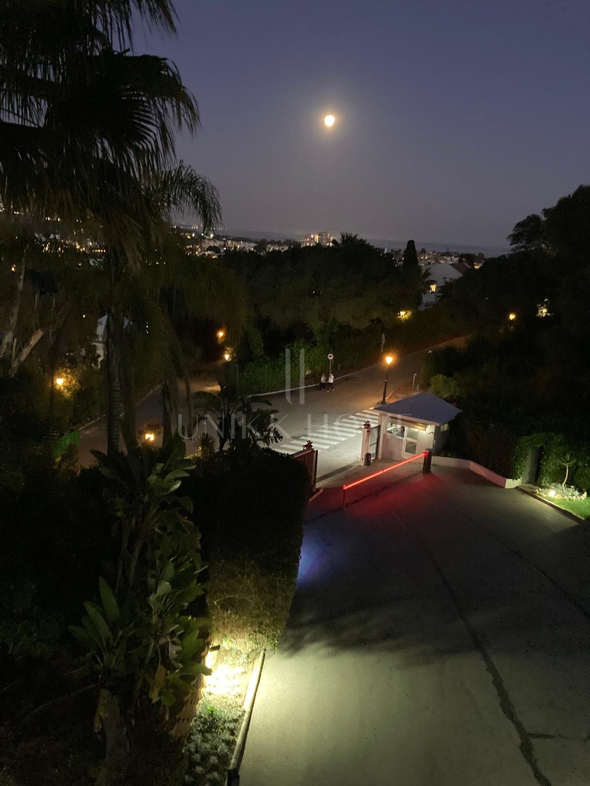 Impresionante apartamento esquinero en La Corniche con vistas panorámicas al mar y al golf en Nueva Andalucía