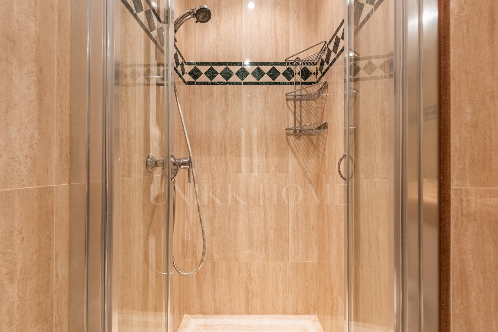 Impresionante apartamento esquinero en La Corniche con vistas panorámicas al mar y al golf en Nueva Andalucía