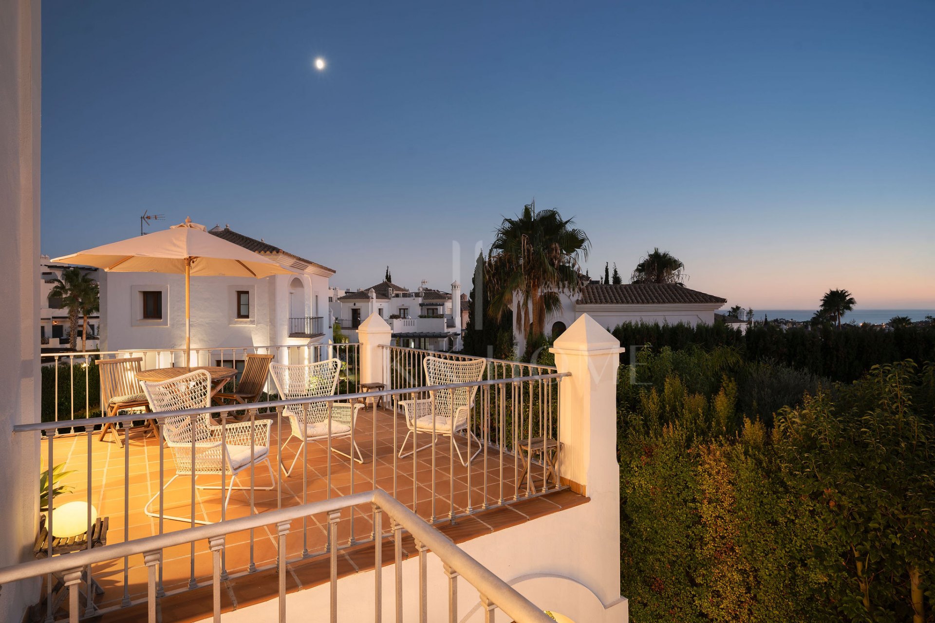 Villa renovada de 4 dormitorios con vistas al mar, piscina privada y jardín mediterráneo en Estepona