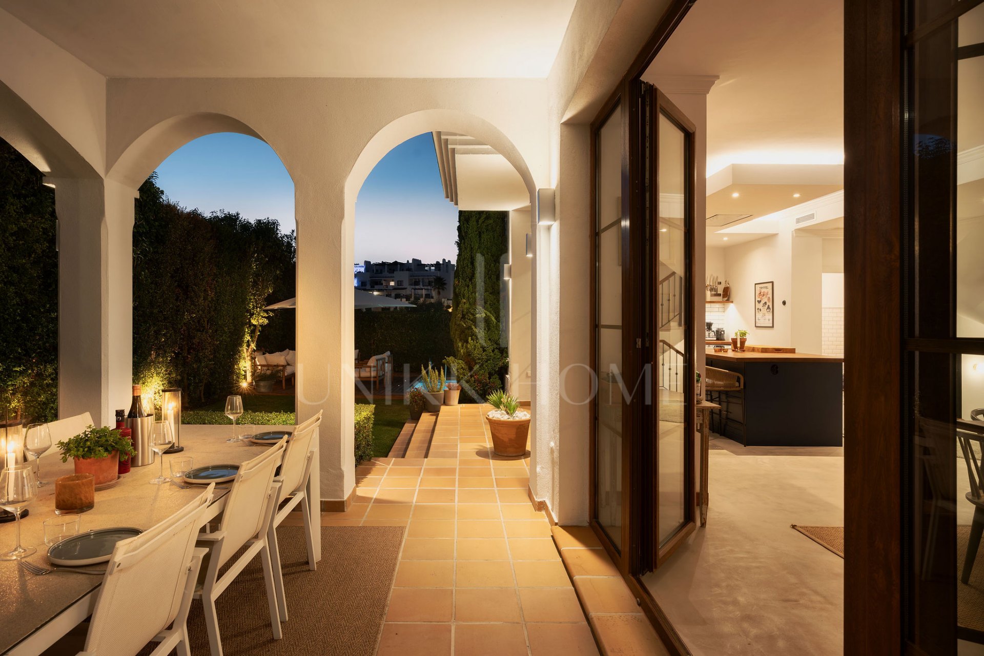 Villa renovada de 4 dormitorios con vistas al mar, piscina privada y jardín mediterráneo en Estepona