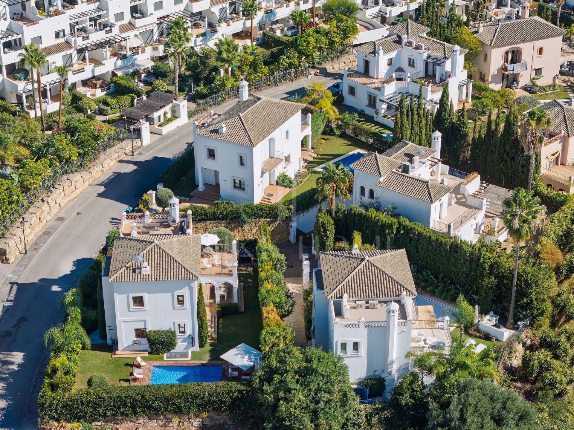 Villa renovada de 4 dormitorios con vistas al mar, piscina privada y jardín mediterráneo en Estepona