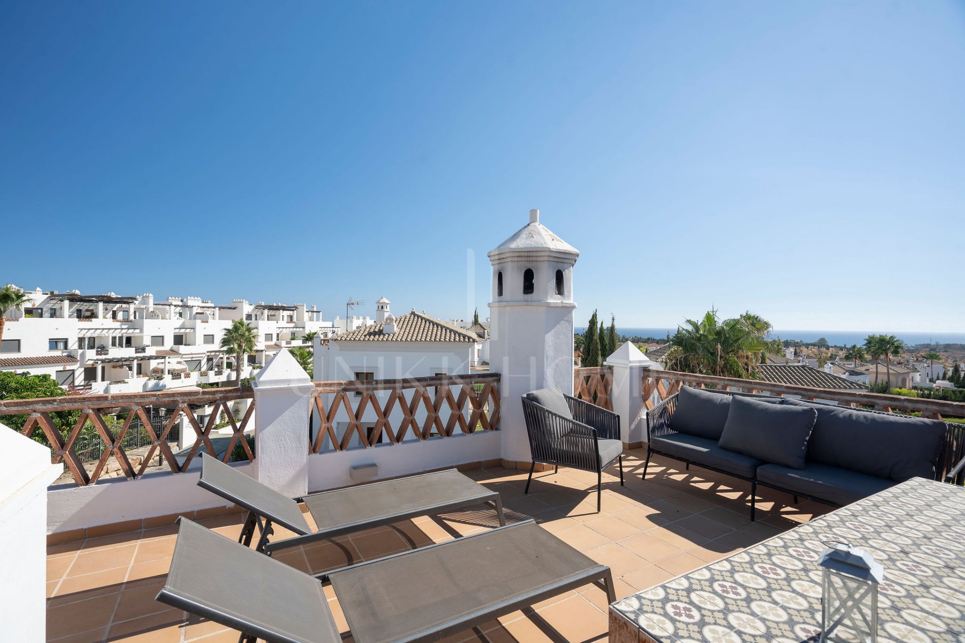 Villa renovada de 4 dormitorios con vistas al mar, piscina privada y jardín mediterráneo en Estepona