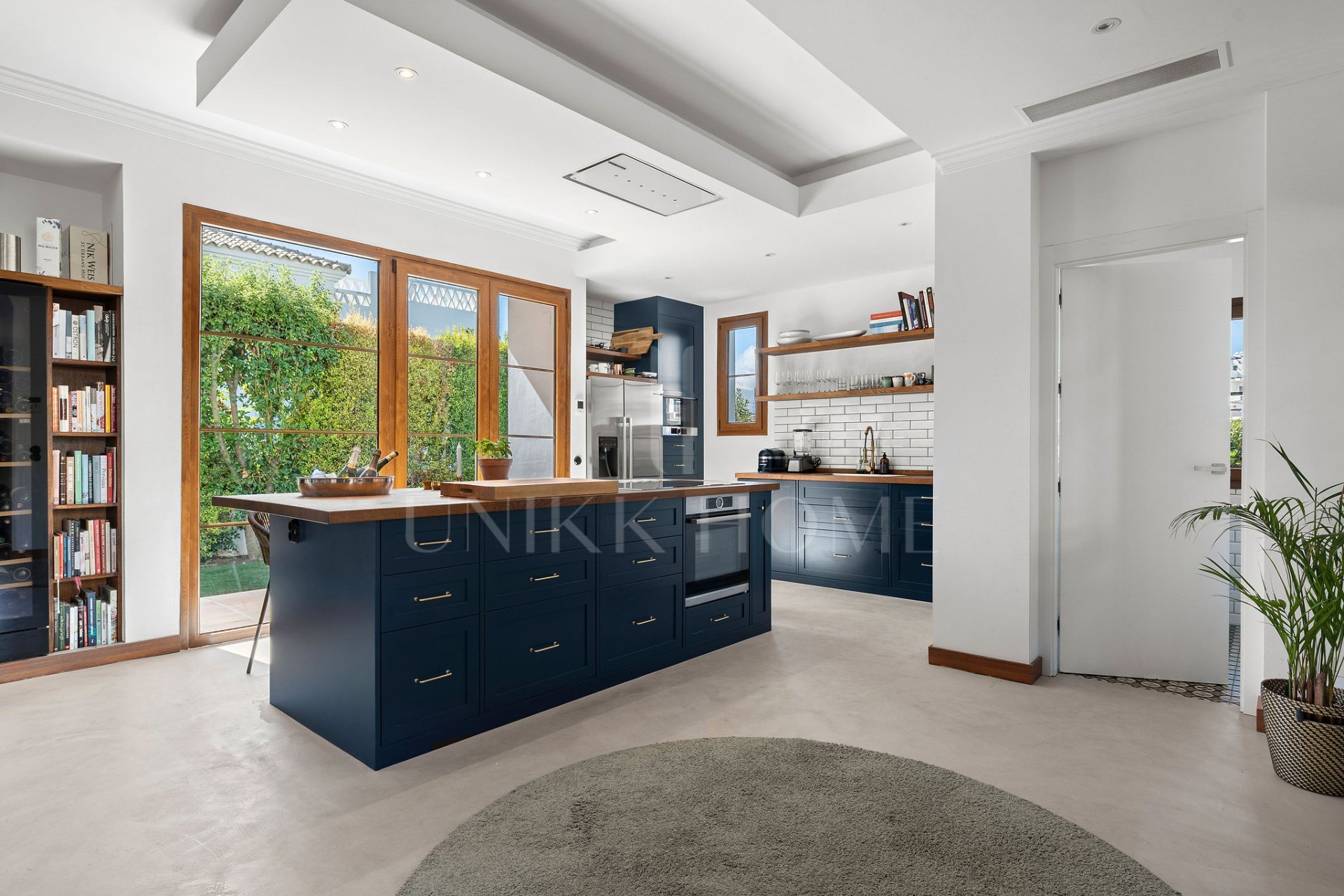 Villa renovada de 4 dormitorios con vistas al mar, piscina privada y jardín mediterráneo en Estepona
