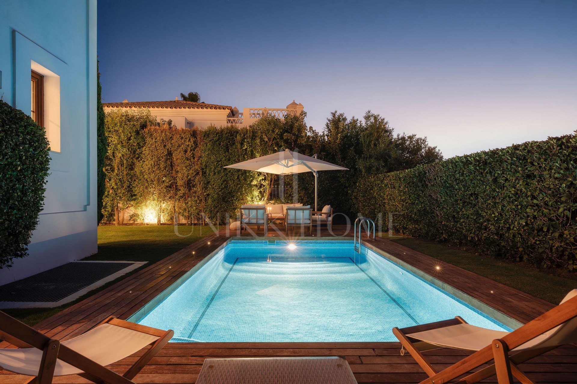 Villa renovada de 4 dormitorios con vistas al mar, piscina privada y jardín mediterráneo en Estepona