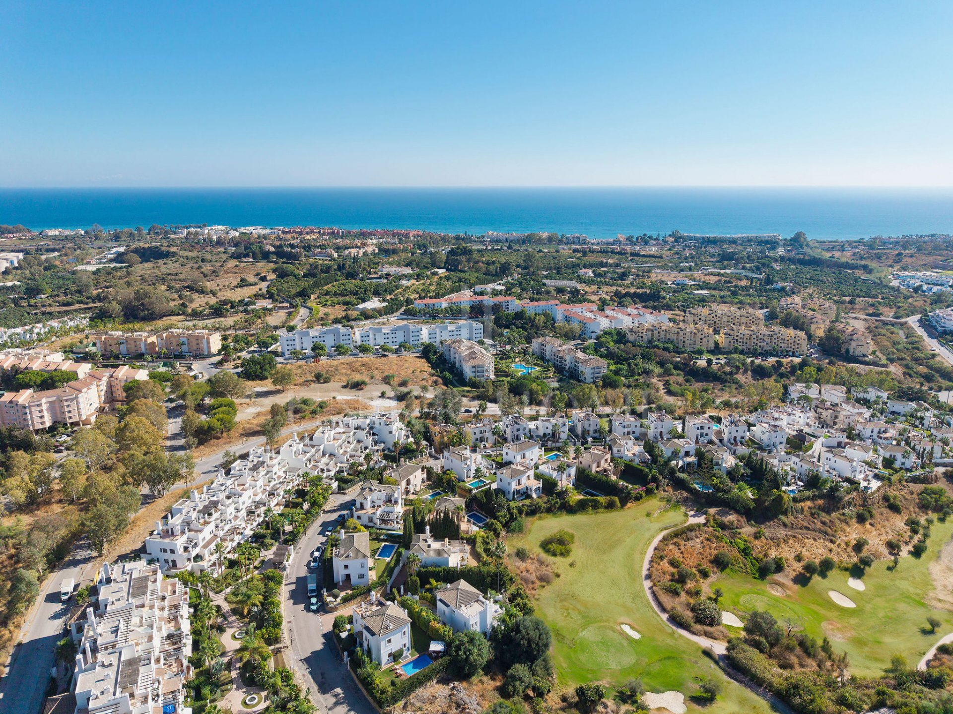 Villa renovada de 4 dormitorios con vistas al mar, piscina privada y jardín mediterráneo en Estepona