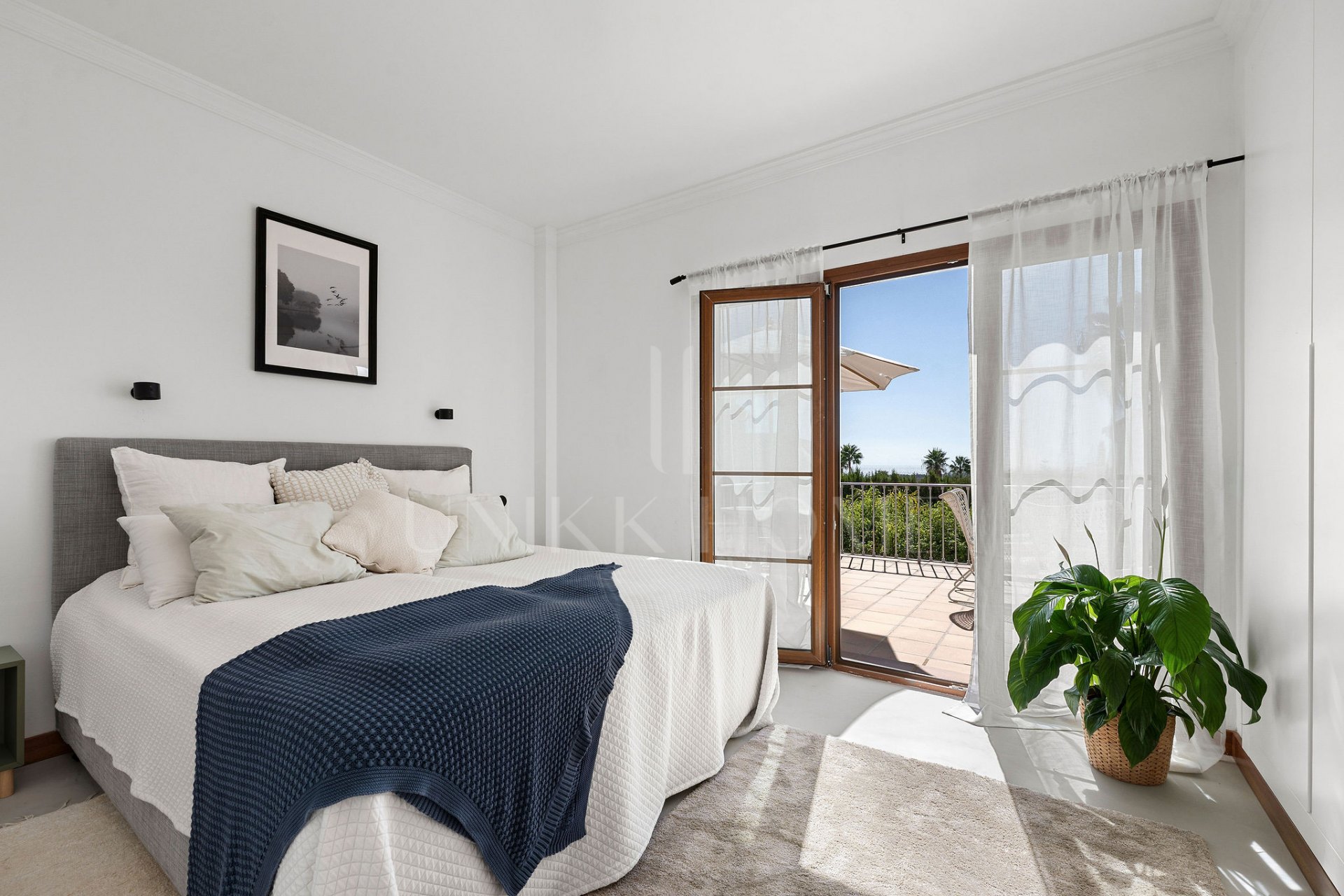 Villa renovada de 4 dormitorios con vistas al mar, piscina privada y jardín mediterráneo en Estepona