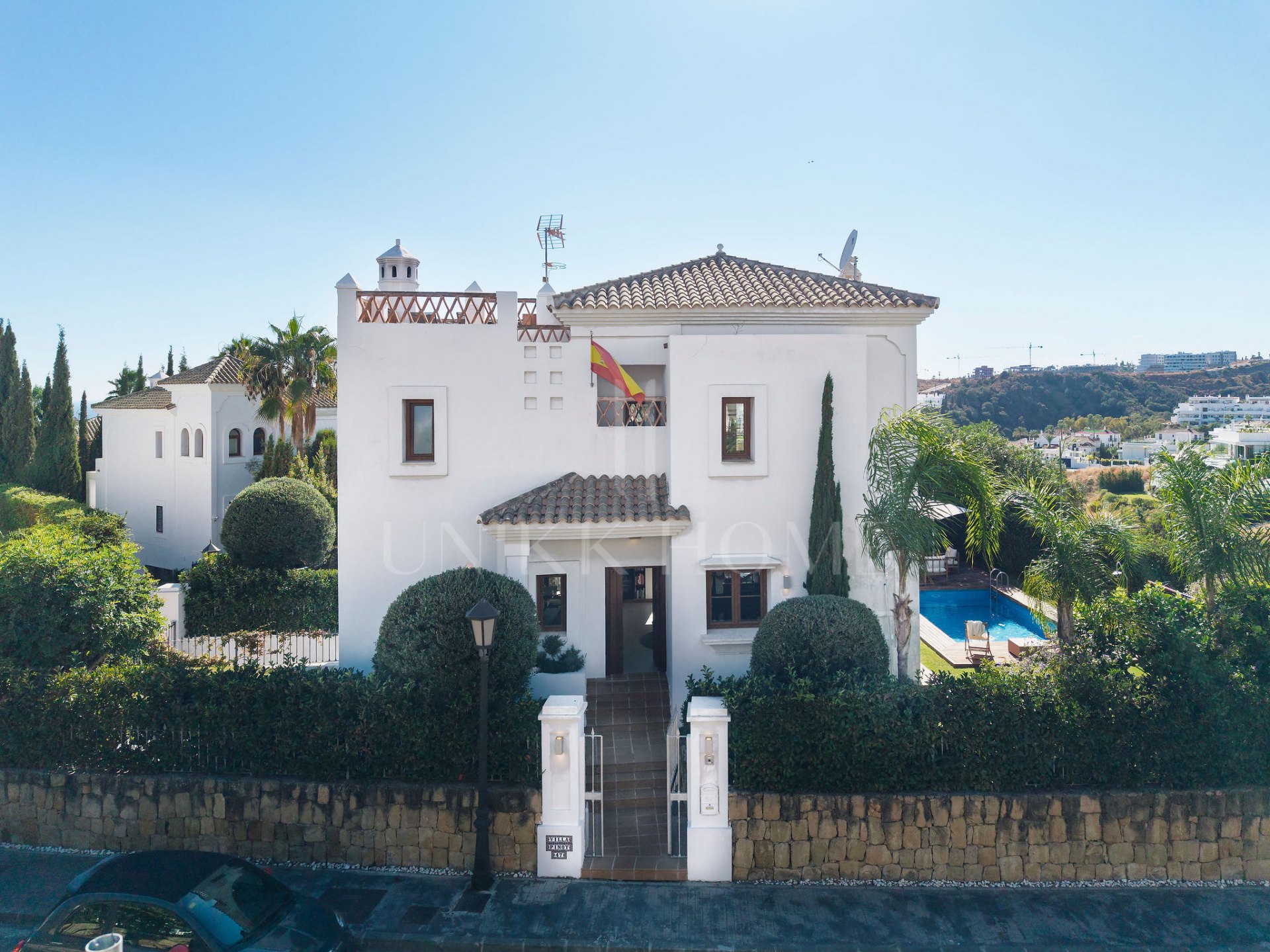 Villa renovada de 4 dormitorios con vistas al mar, piscina privada y jardín mediterráneo en Estepona