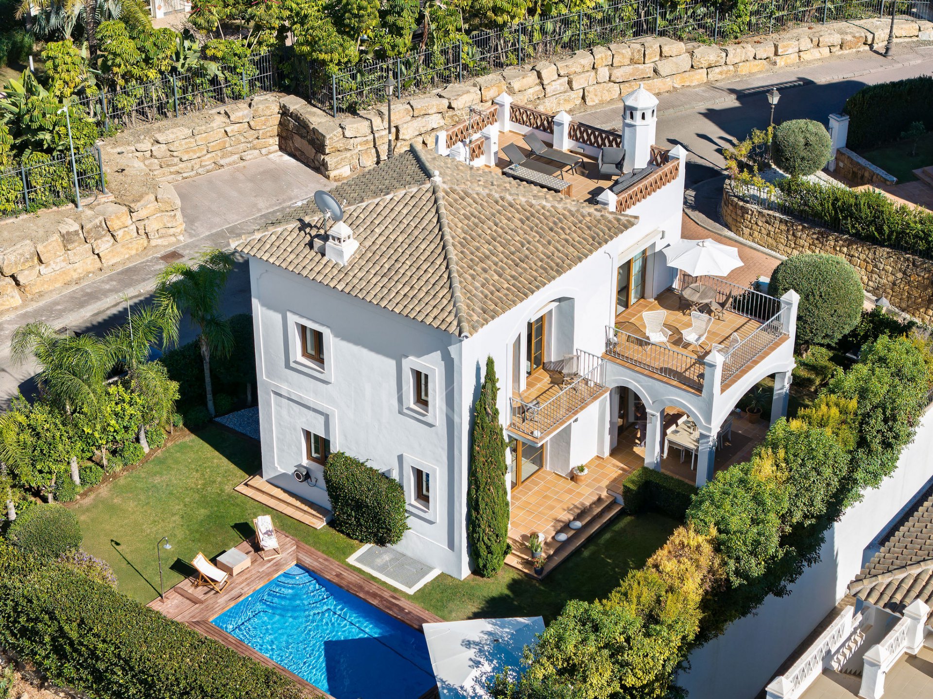Villa renovada de 4 dormitorios con vistas al mar, piscina privada y jardín mediterráneo en Estepona