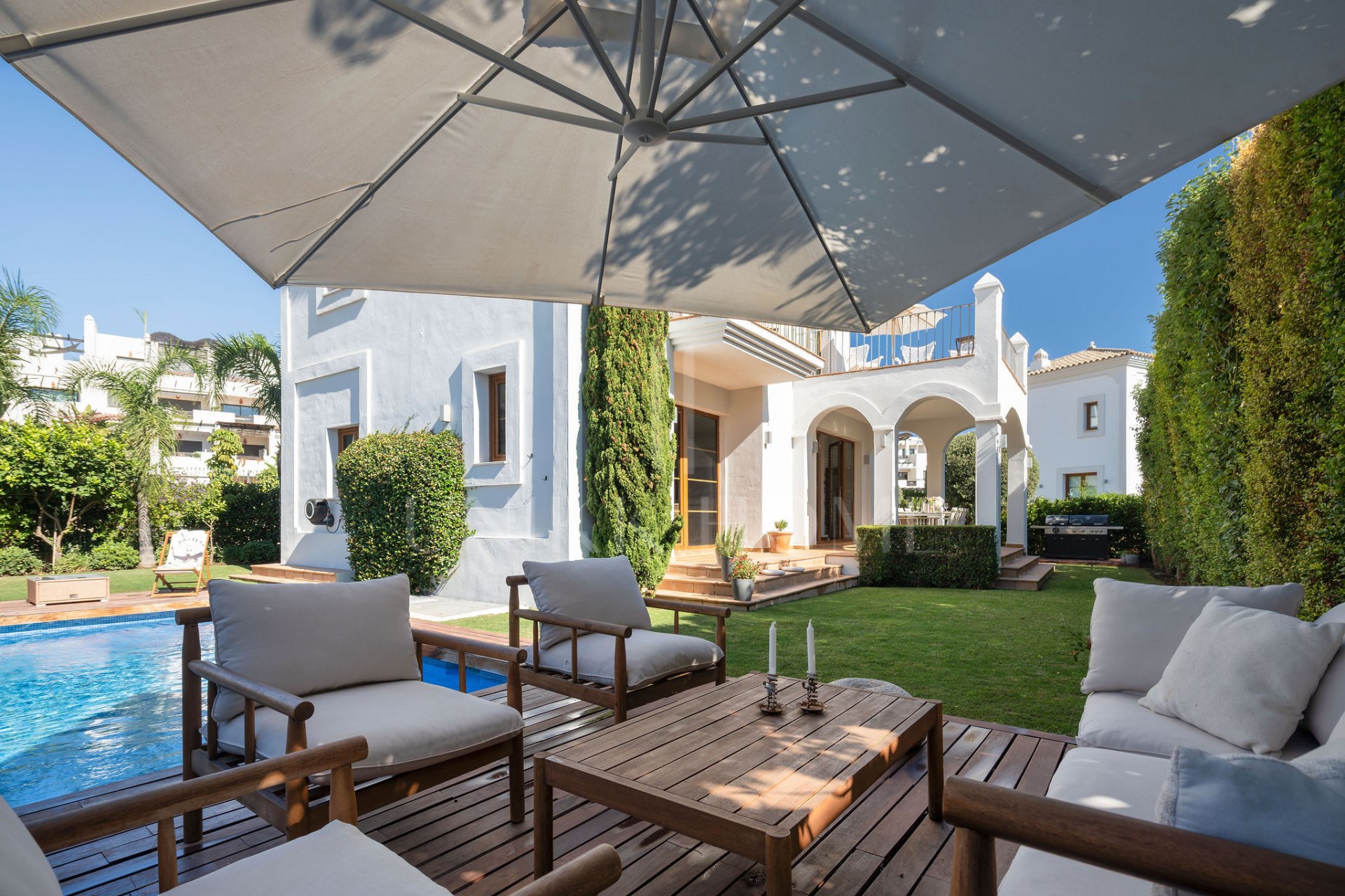 Villa renovada de 4 dormitorios con vistas al mar, piscina privada y jardín mediterráneo en Estepona