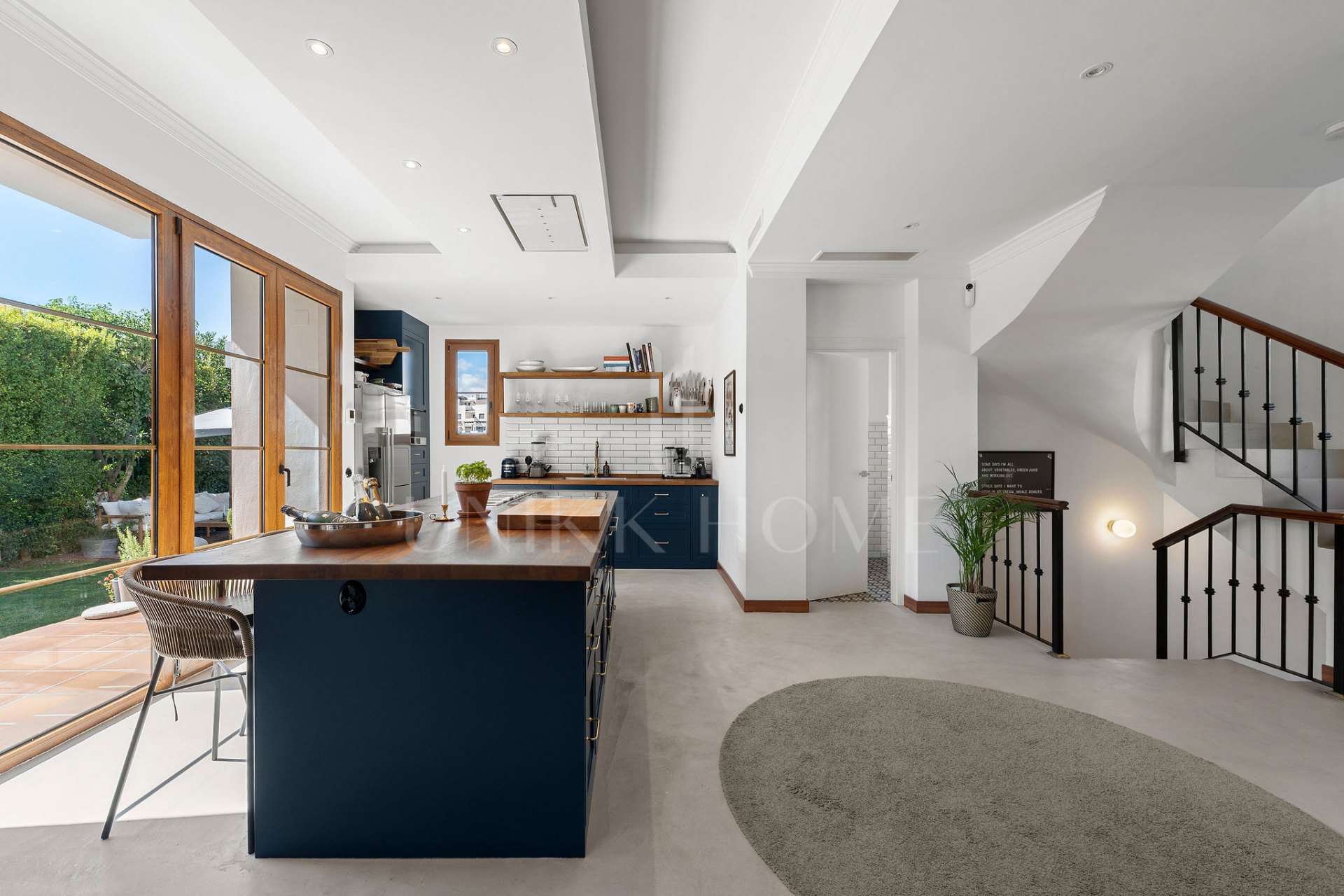 Villa renovada de 4 dormitorios con vistas al mar, piscina privada y jardín mediterráneo en Estepona