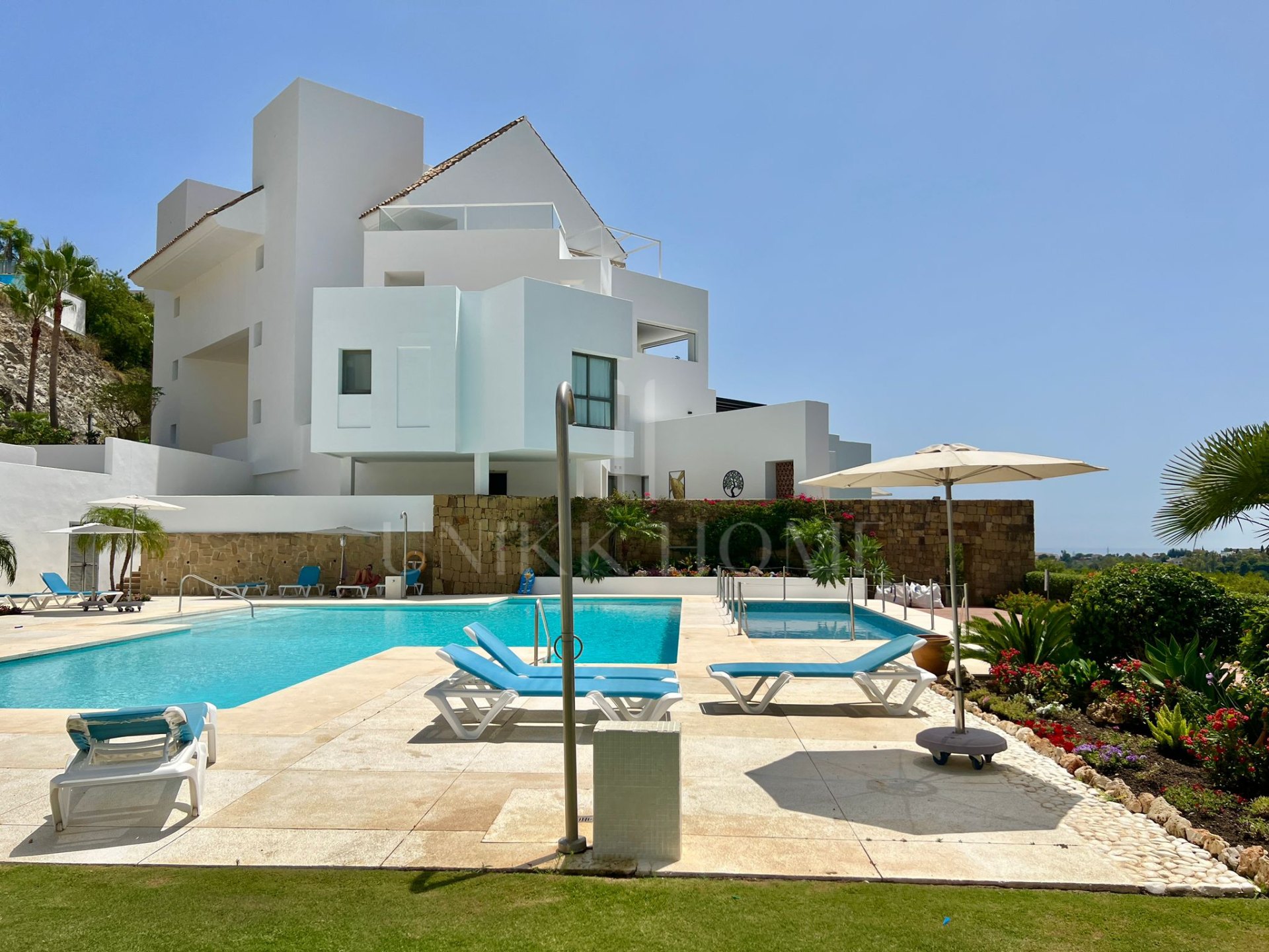 Stylish garden apartment with views to Hotel Villa Padierna, the golf course and the sea!
