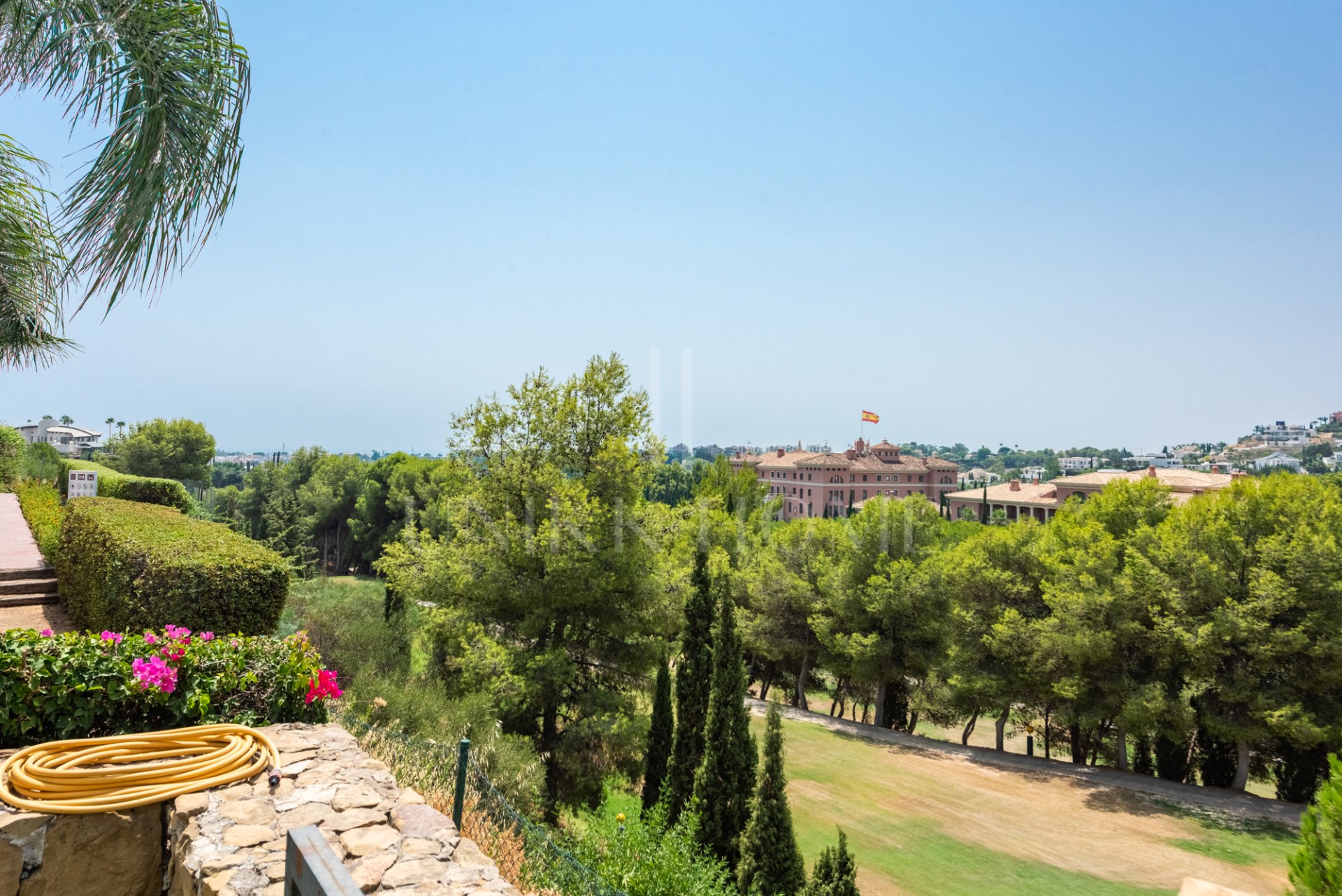 Stylish garden apartment with views to Hotel Villa Padierna, the golf course and the sea!