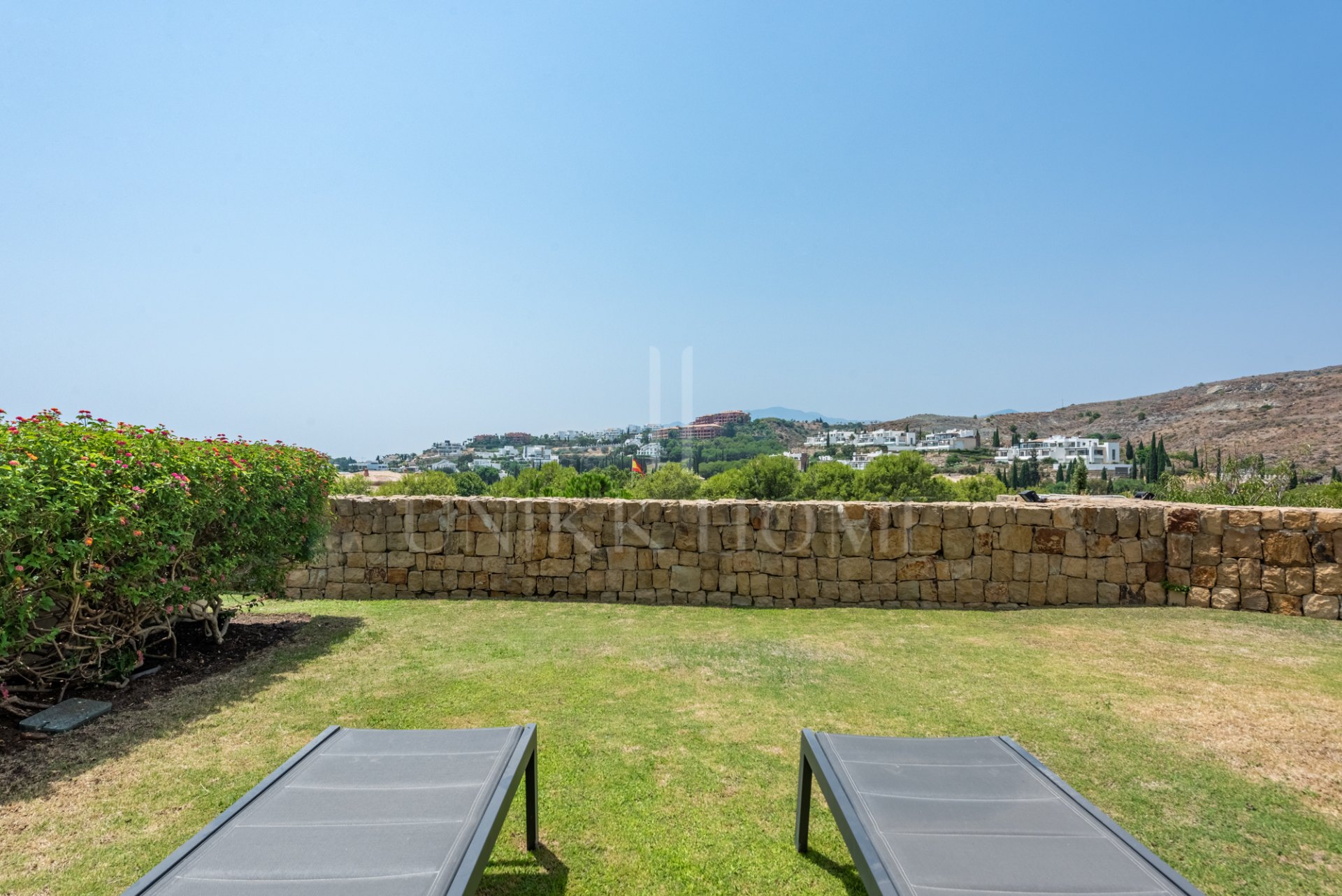 Stylish garden apartment with views to Hotel Villa Padierna, the golf course and the sea!