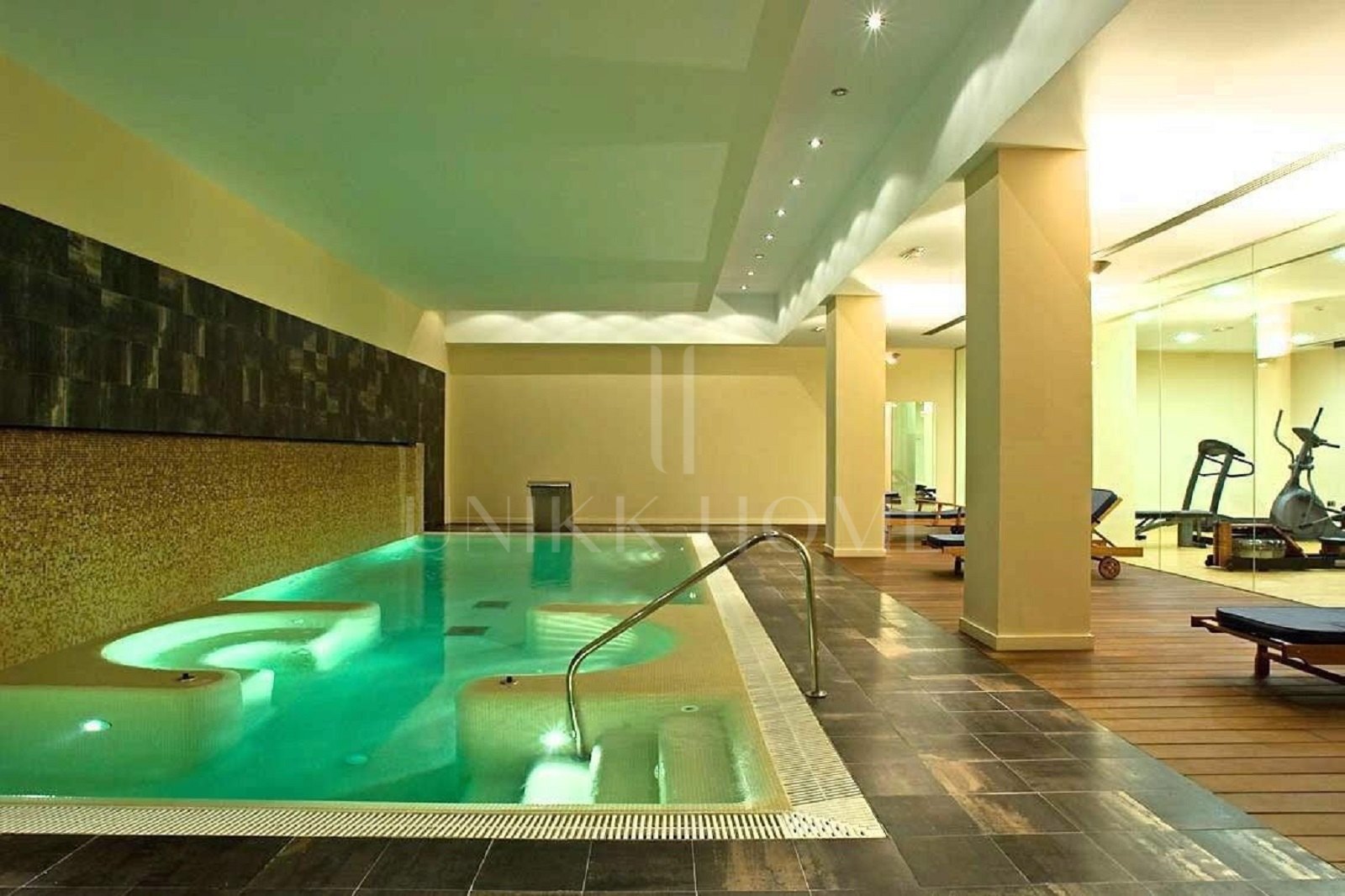 Single-Level Luxury Penthouse with Unrivalled Panoramic Sea and Coastline Views