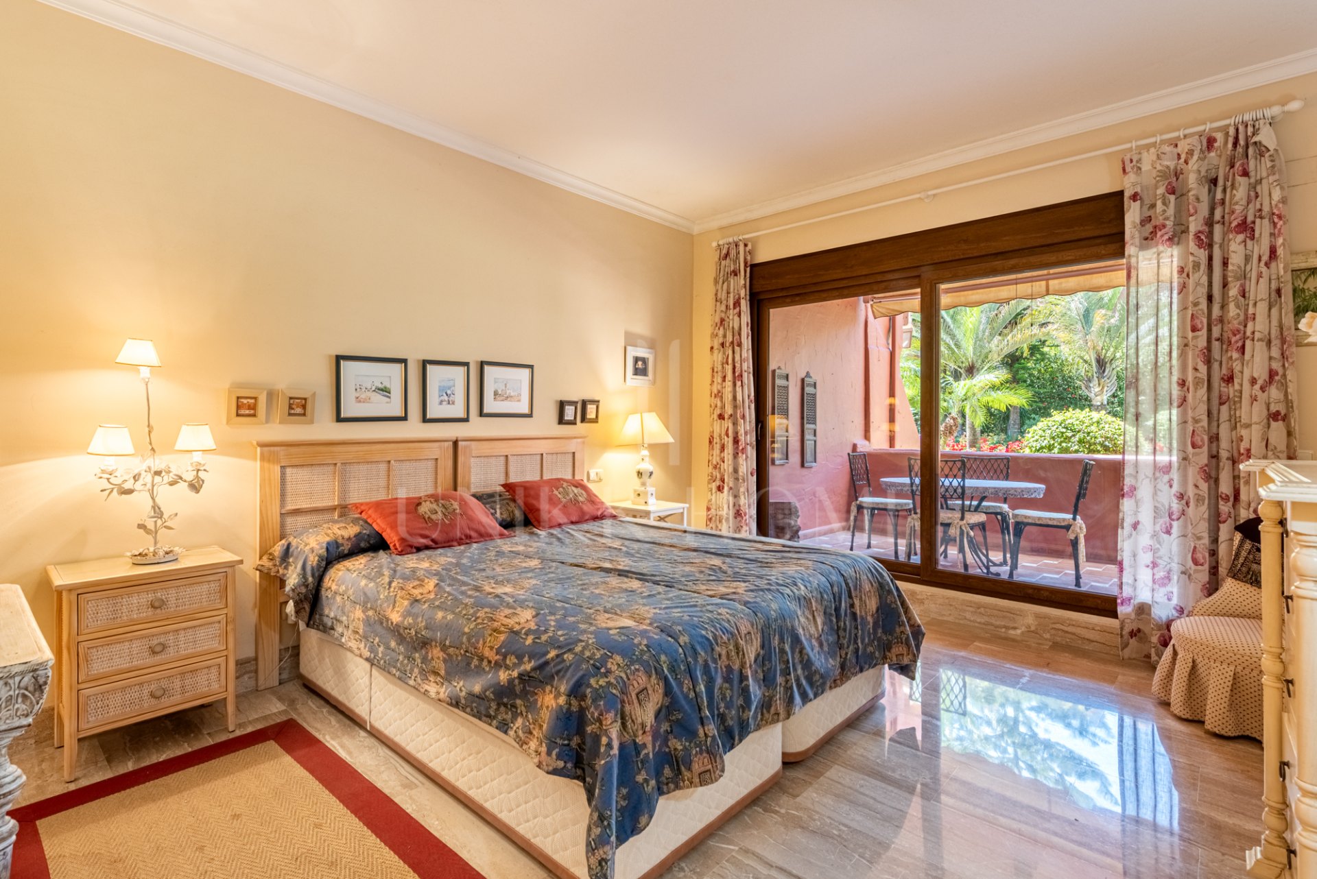 Amplio apartamento en planta baja en Alhambra del Golf – Ubicación privilegiada junto a la playa en Casasola